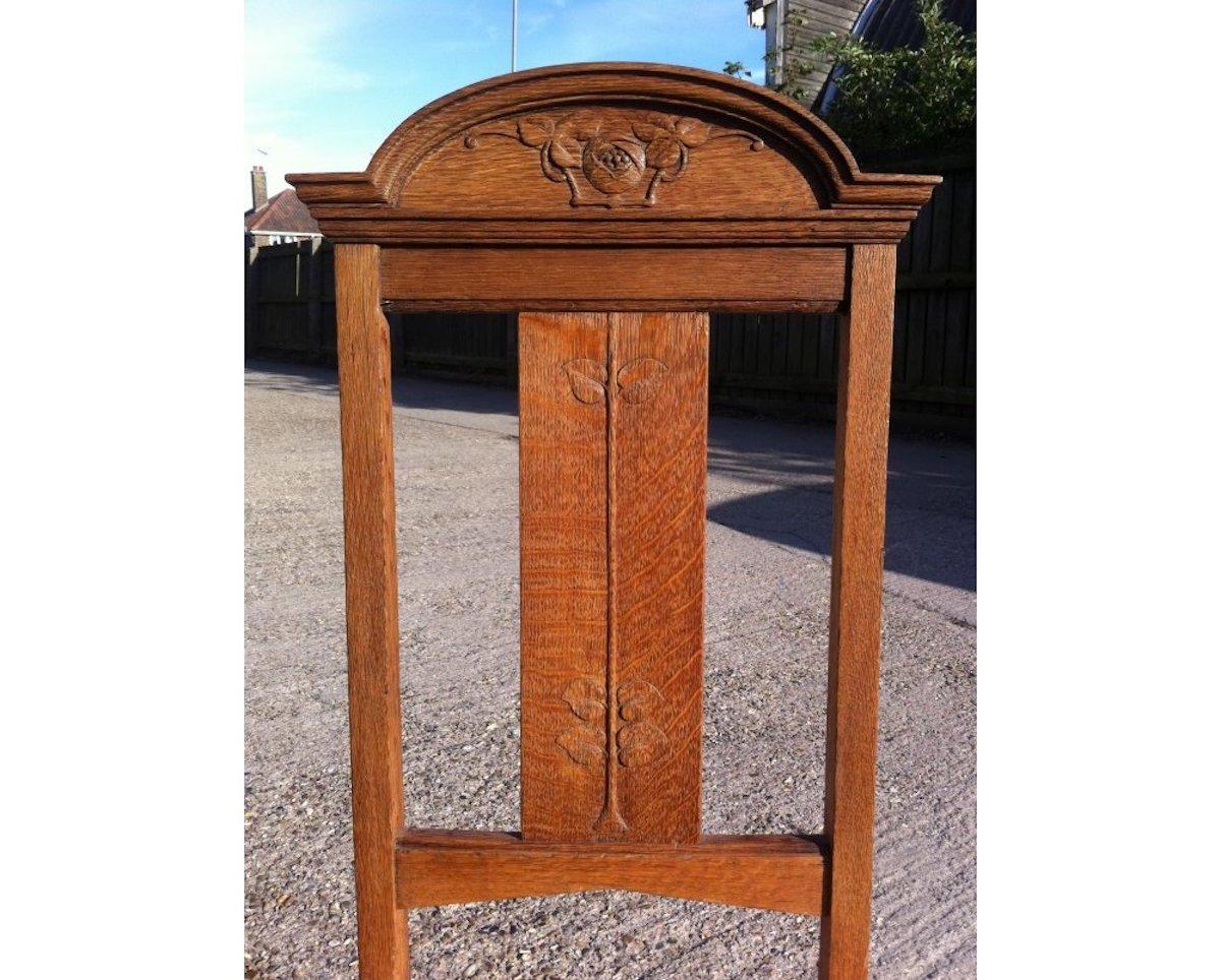 Early 20th Century Wylie & Lochhead, Set of Four Arts & Crafts Oak Dining Chairs with Leather Seats For Sale