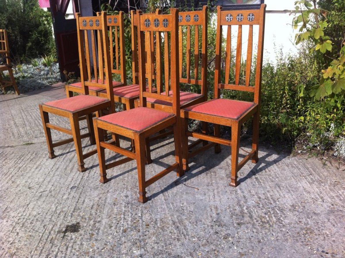 Wylie et Lochhead. Un bon ensemble de six chaises de salle à manger Arts & Crafts Glasgow School en chêne incrusté d'étain et d'ébène avec une décoration 