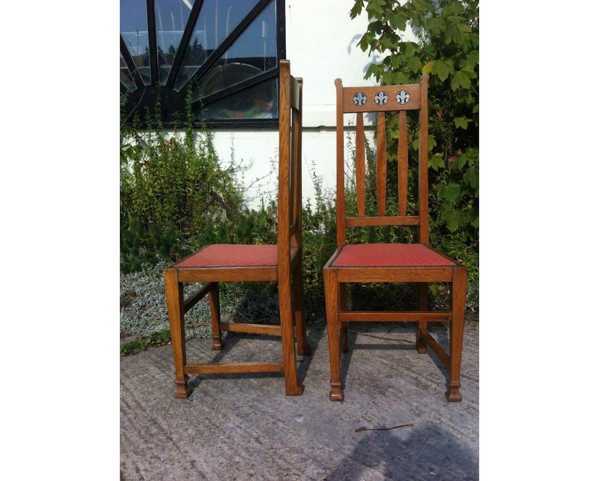 Arts and Crafts Wylie & Lochhead, ensemble de six chaises de salle à manger Arts & Crafts en chêne avec incrustations en étain en vente
