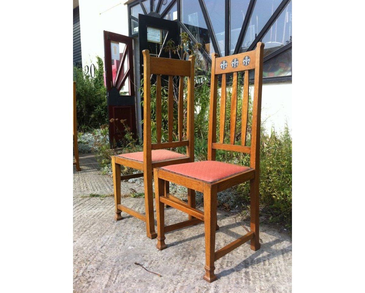 Écossais Wylie & Lochhead, ensemble de six chaises de salle à manger Arts & Crafts en chêne avec incrustations en étain en vente