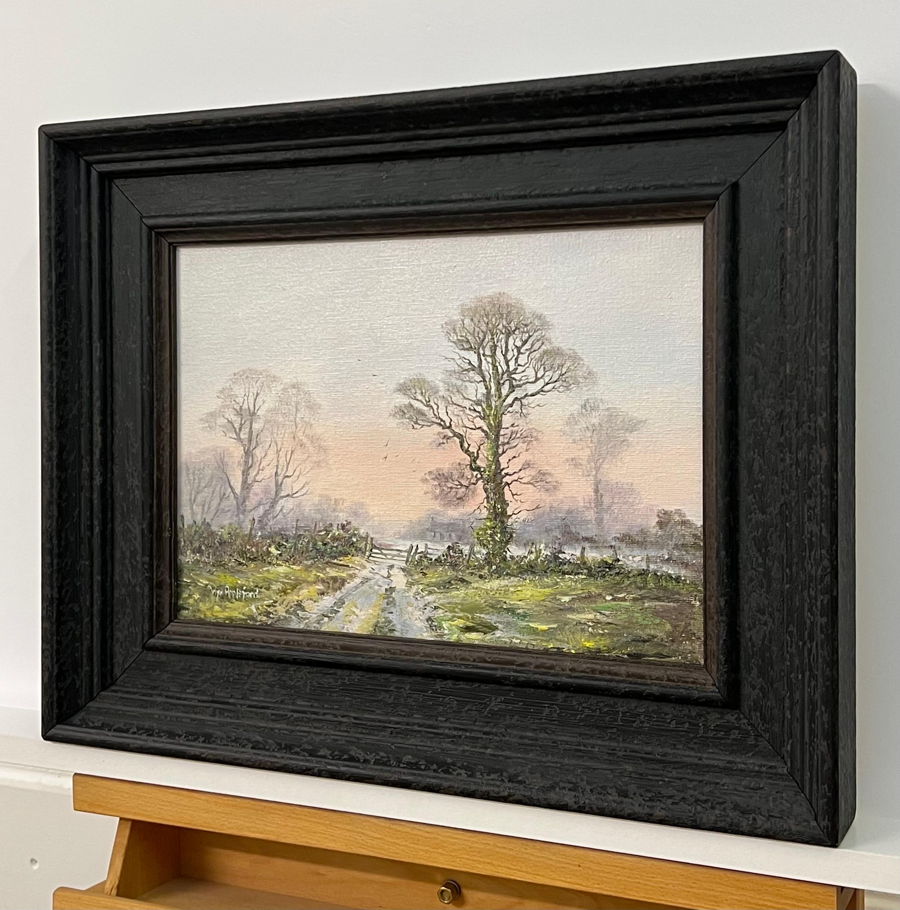 Chemin de ferme dans un paysage boisé avec du rose et du vert par l'artiste britannique du 20e siècle, Wyn Appleford (britannique, 1932-2020). Présenté dans une moulure en bois noir de haute qualité. Signé en bas à gauche. Huile sur toile. 

L'œuvre