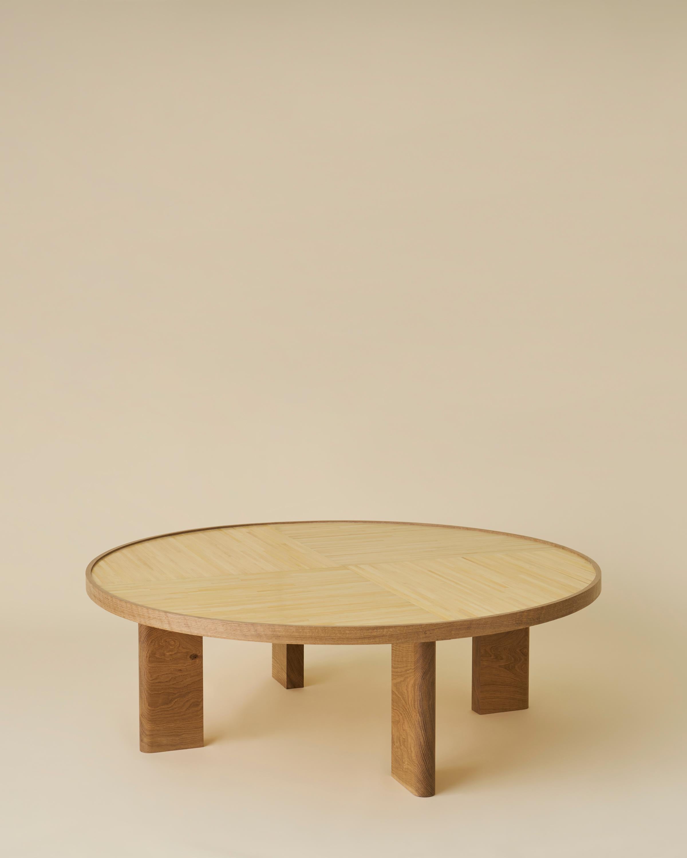 Avec des clins d'œil au Minimalisme suédois pour la silhouette, nous avons façonné un plateau en marqueterie de paille, non teintée pour une qualité naturelle et sertie d'un subtil motif de quatre quadrants.  