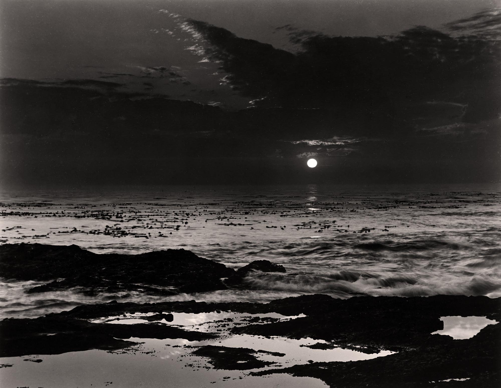 Black and White Photograph di Wynn Bullock - Oceano e sole al tramonto, 1957