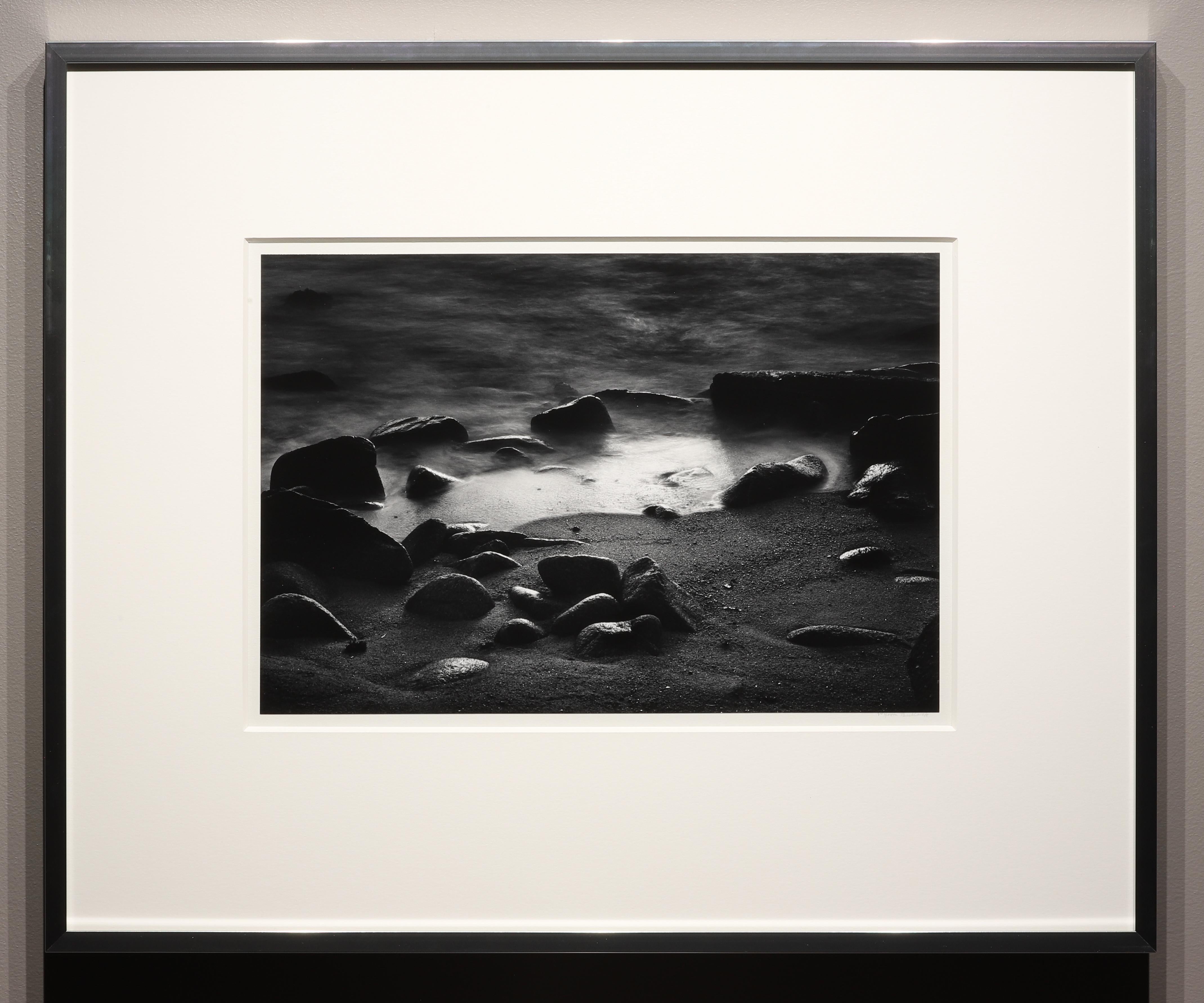 The Shore – Photograph von Wynn Bullock