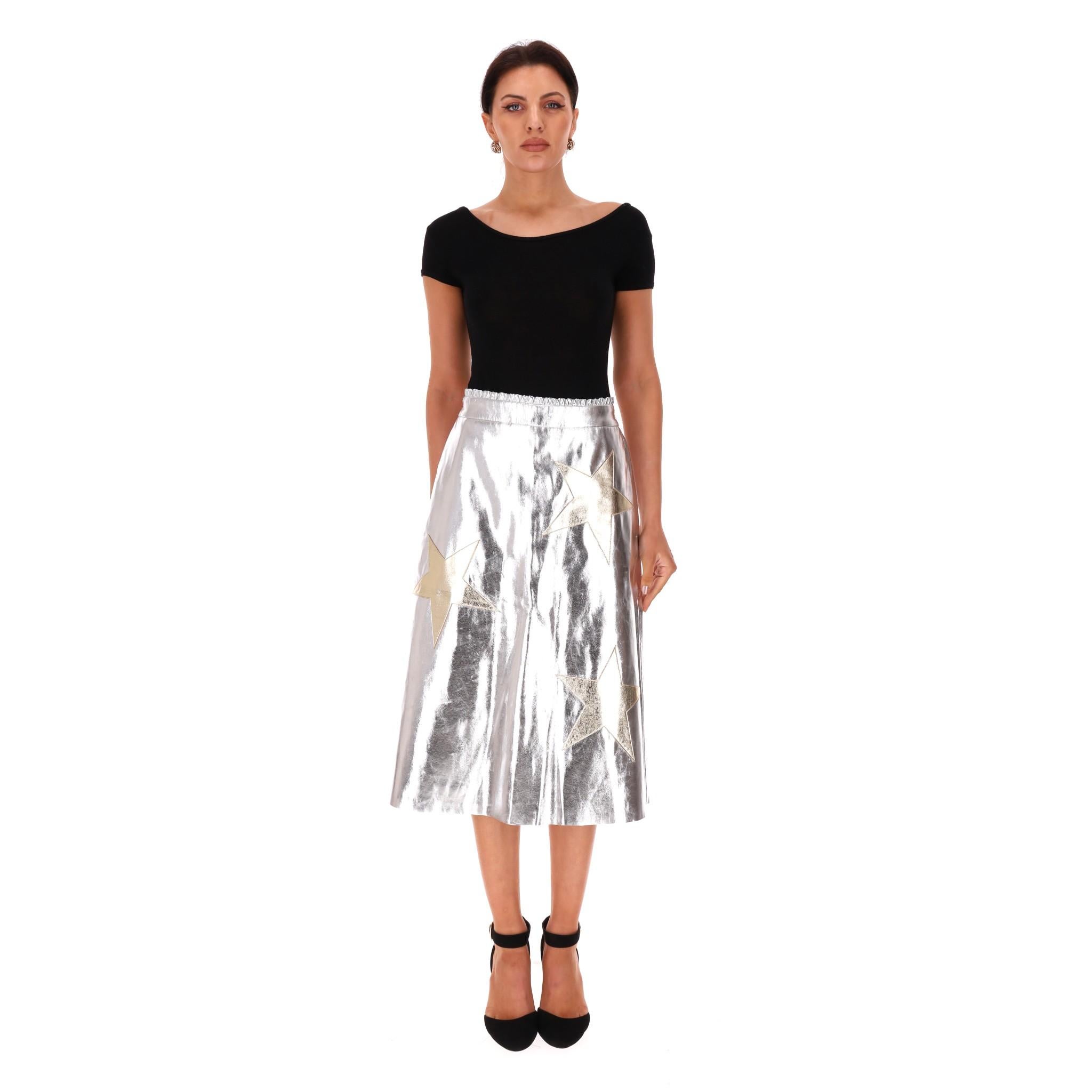 Brand New - Wyse Metallic Star Applique Faux Leather Skirt

Flared midi skirt in metallic silver with gold stars pattern to the front.

Detailed with frill trimmed waistband with elasticated part at the back.

Rrp Approx. £260

Size – 2 -