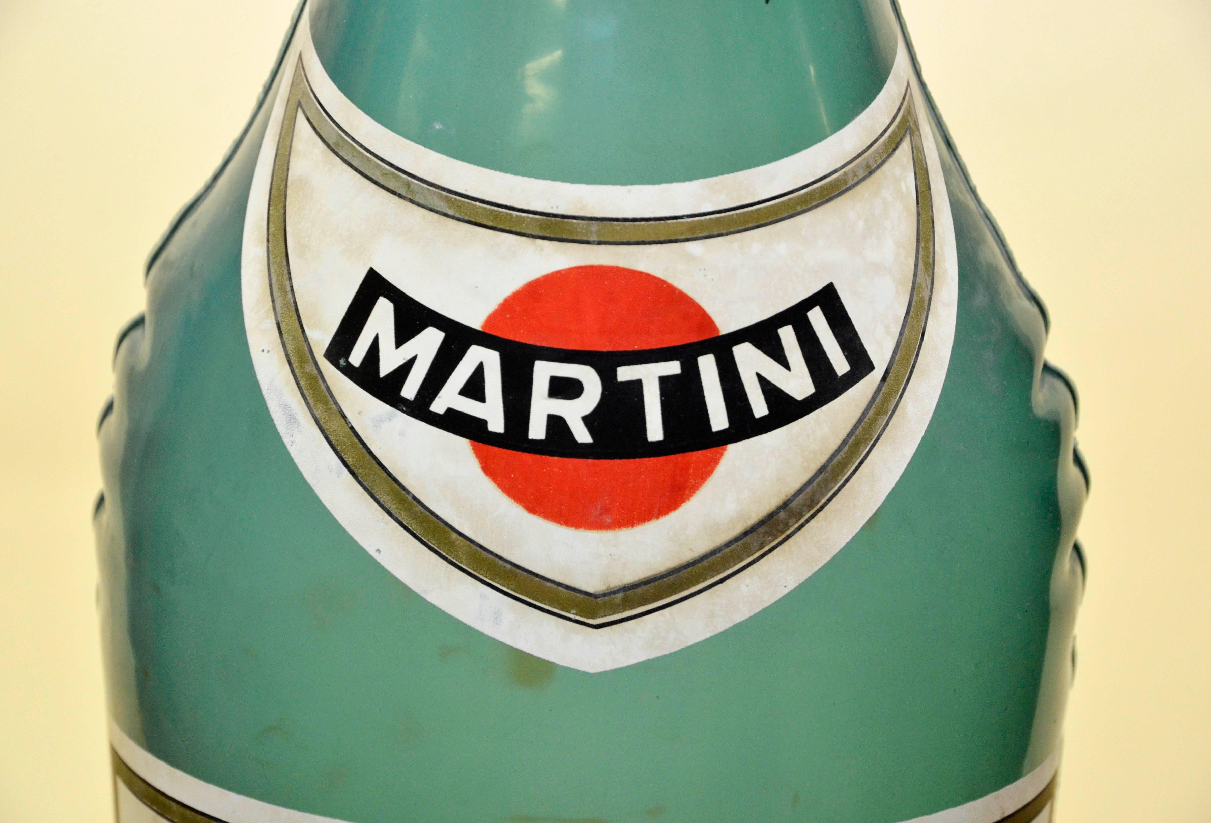 Large Spanish inflatable Martini & Rossi vino vermouth plastic bottle in very good conditions. 
At the lower front of the inflatable bottle there are the names of the three Spanish cities of Barcelona, Madrid and Bilbao.

Collector's