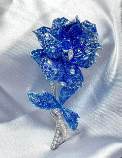 X Una rosa è una rosa Spilla con diamante blu