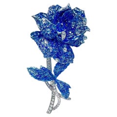 X Una rosa è una rosa Spilla con diamante blu