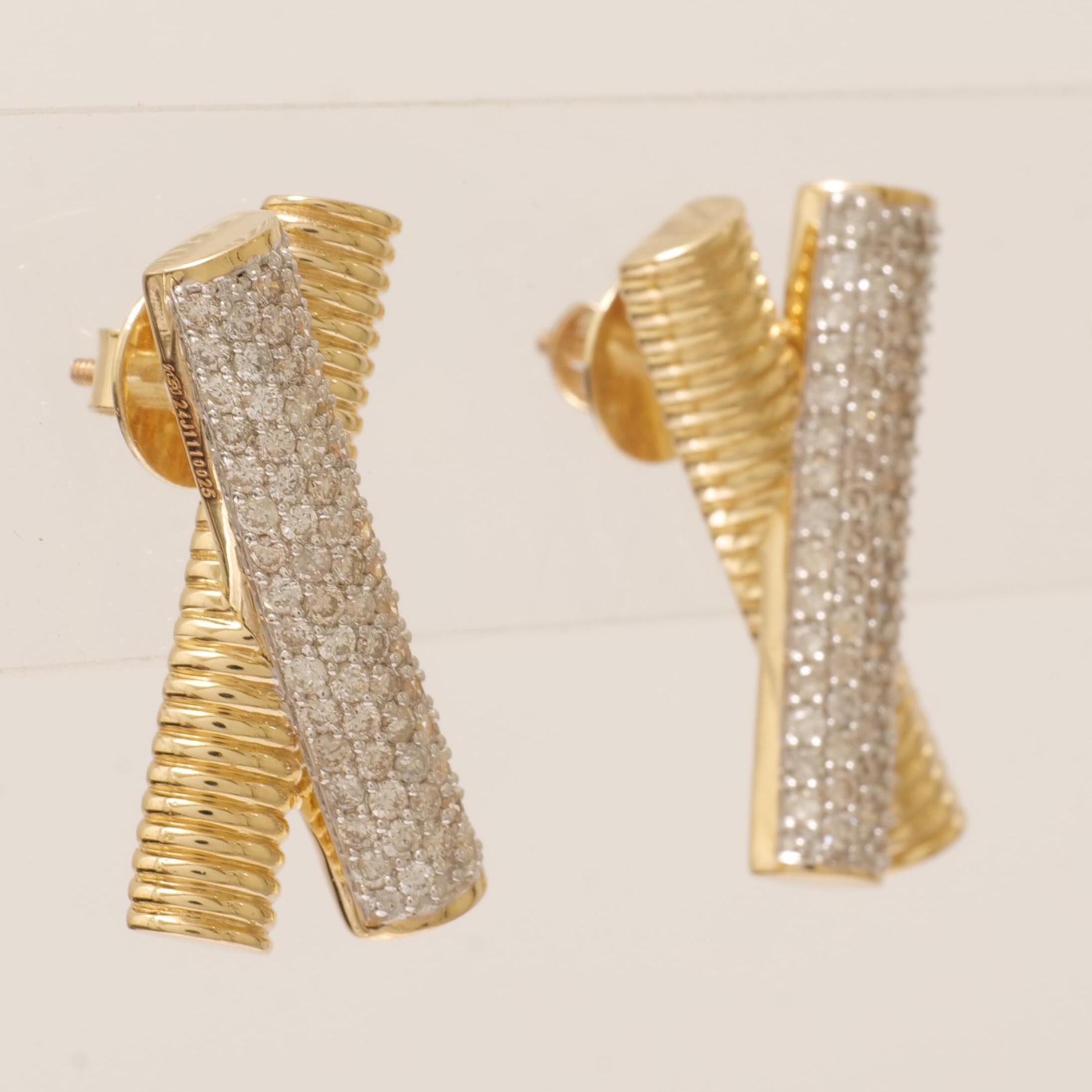 Orecchini con diamante a barra X in oro massiccio 14k (certificati) In condizioni Nuovo in vendita a New Delhi, DL