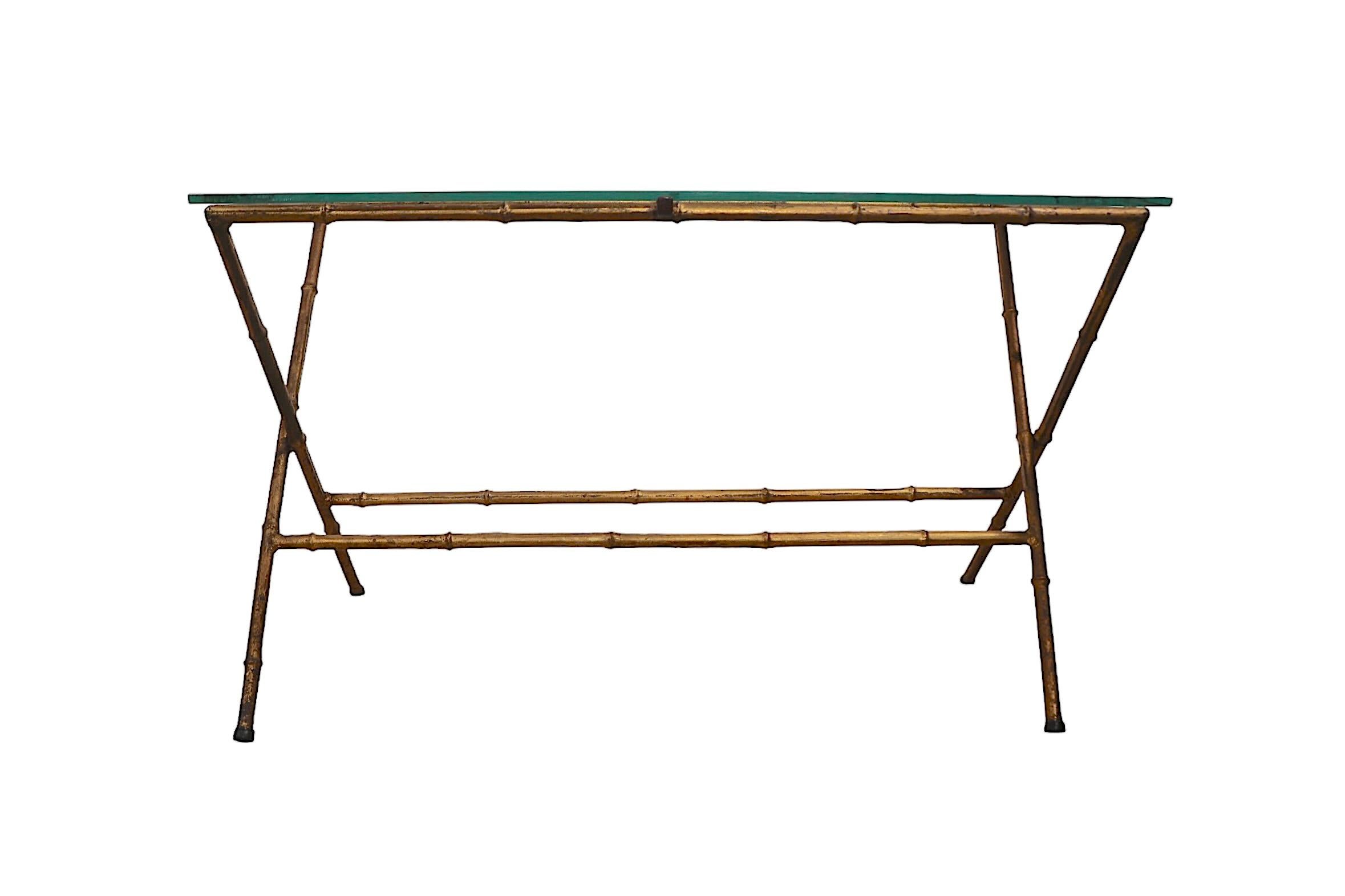 Table d'appoint en X et faux bambou doré fabriquée en Italie d'après la Maison Bagues en vente 7