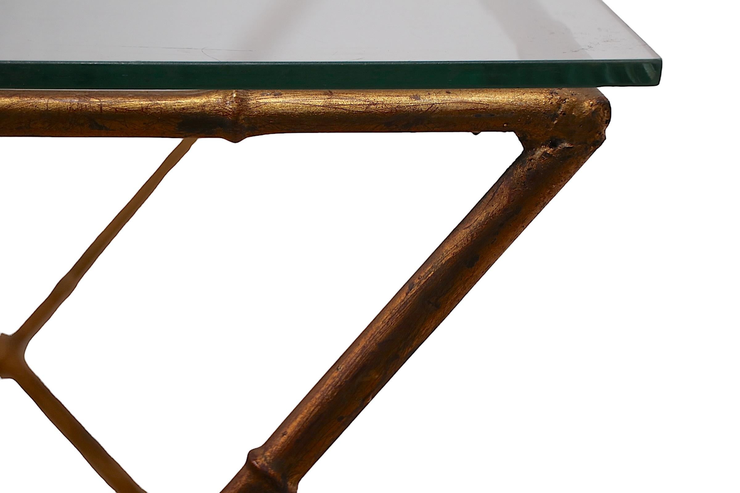 Hollywood Regency Table d'appoint en X et faux bambou doré fabriquée en Italie d'après la Maison Bagues en vente