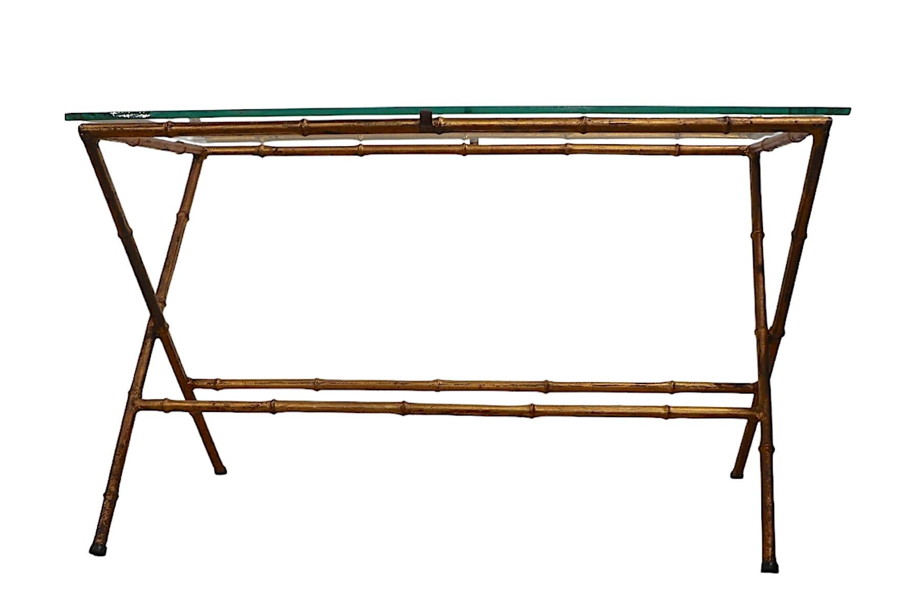 italien Table d'appoint en X et faux bambou doré fabriquée en Italie d'après la Maison Bagues en vente