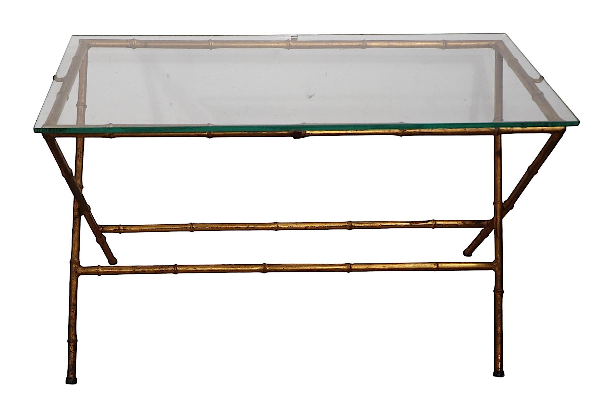 Doré Table d'appoint en X et faux bambou doré fabriquée en Italie d'après la Maison Bagues en vente