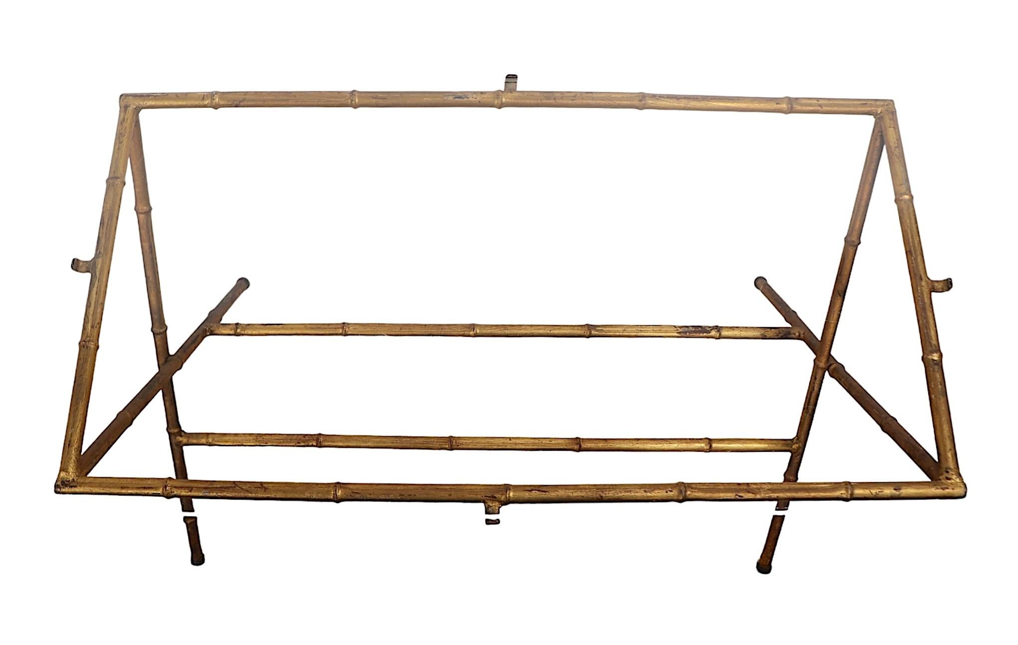 Table d'appoint en X et faux bambou doré fabriquée en Italie d'après la Maison Bagues Bon état - En vente à New York, NY
