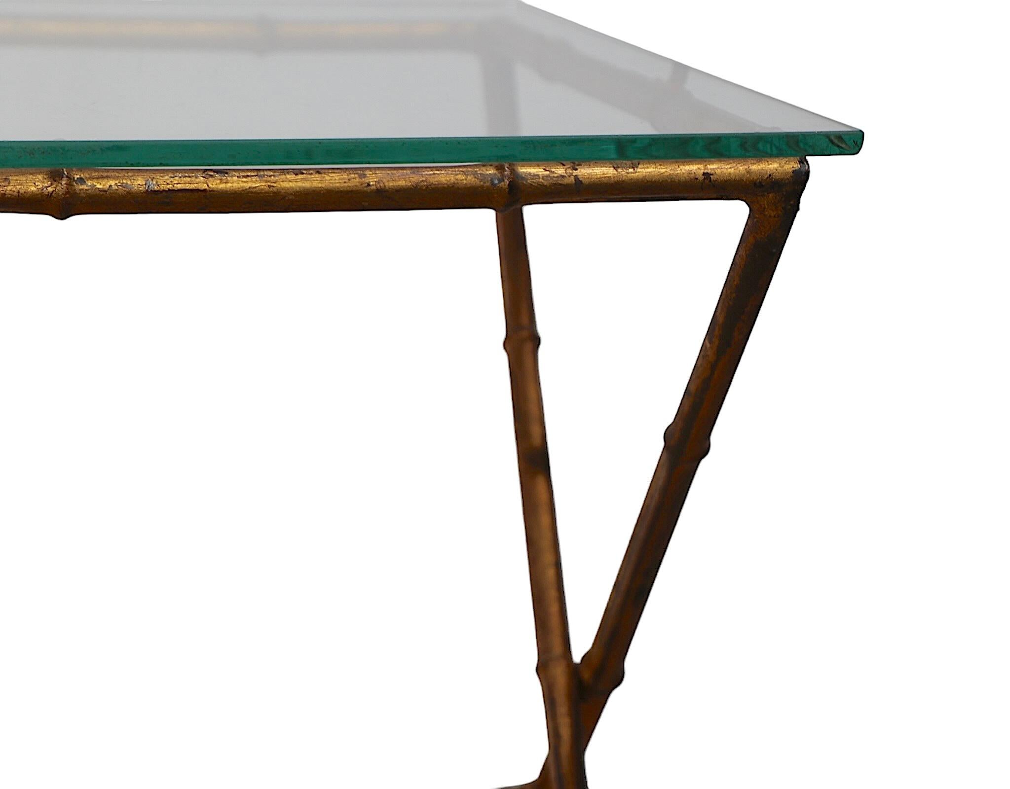 20ième siècle Table d'appoint en X et faux bambou doré fabriquée en Italie d'après la Maison Bagues en vente