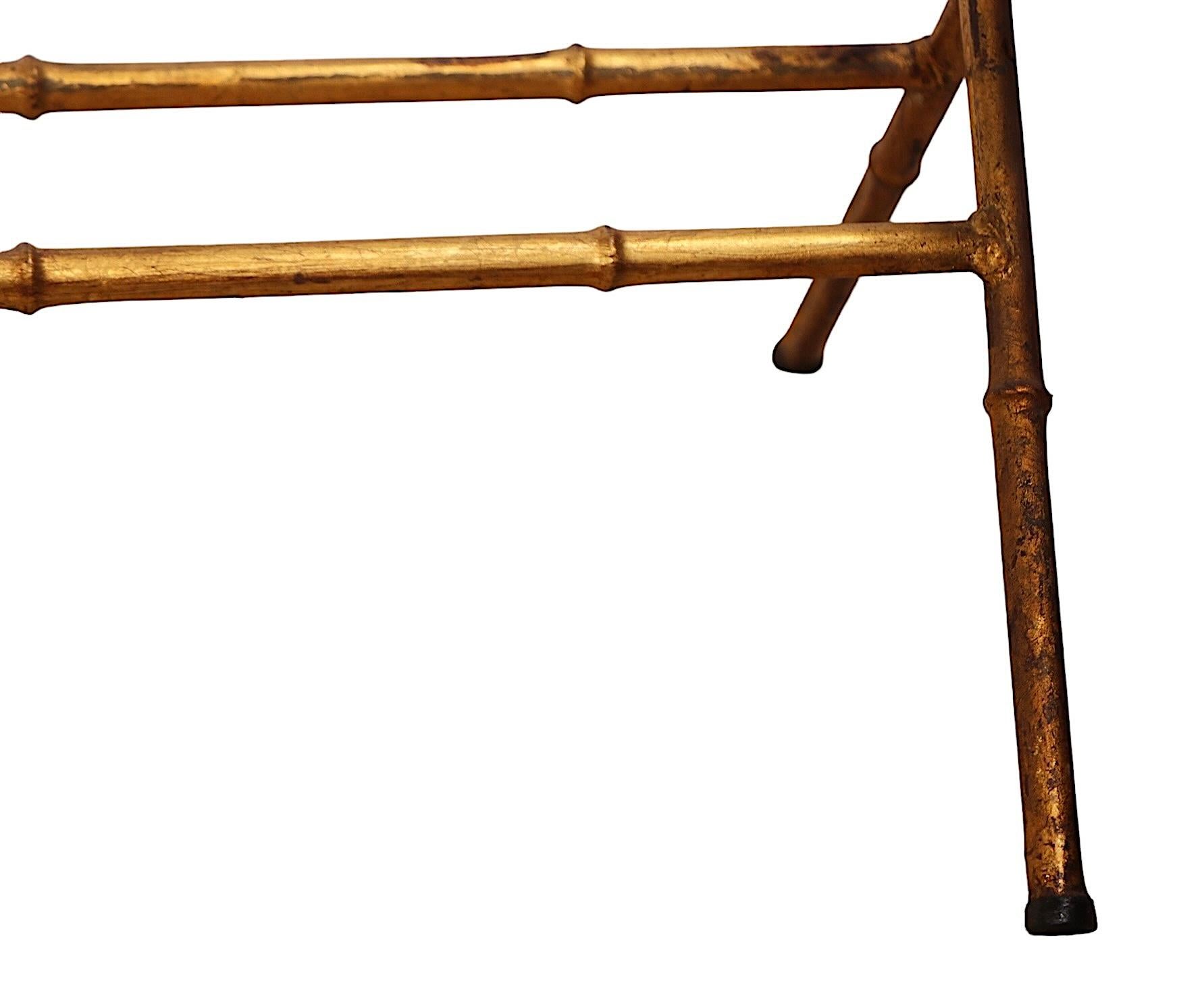 Métal Table d'appoint en X et faux bambou doré fabriquée en Italie d'après la Maison Bagues en vente