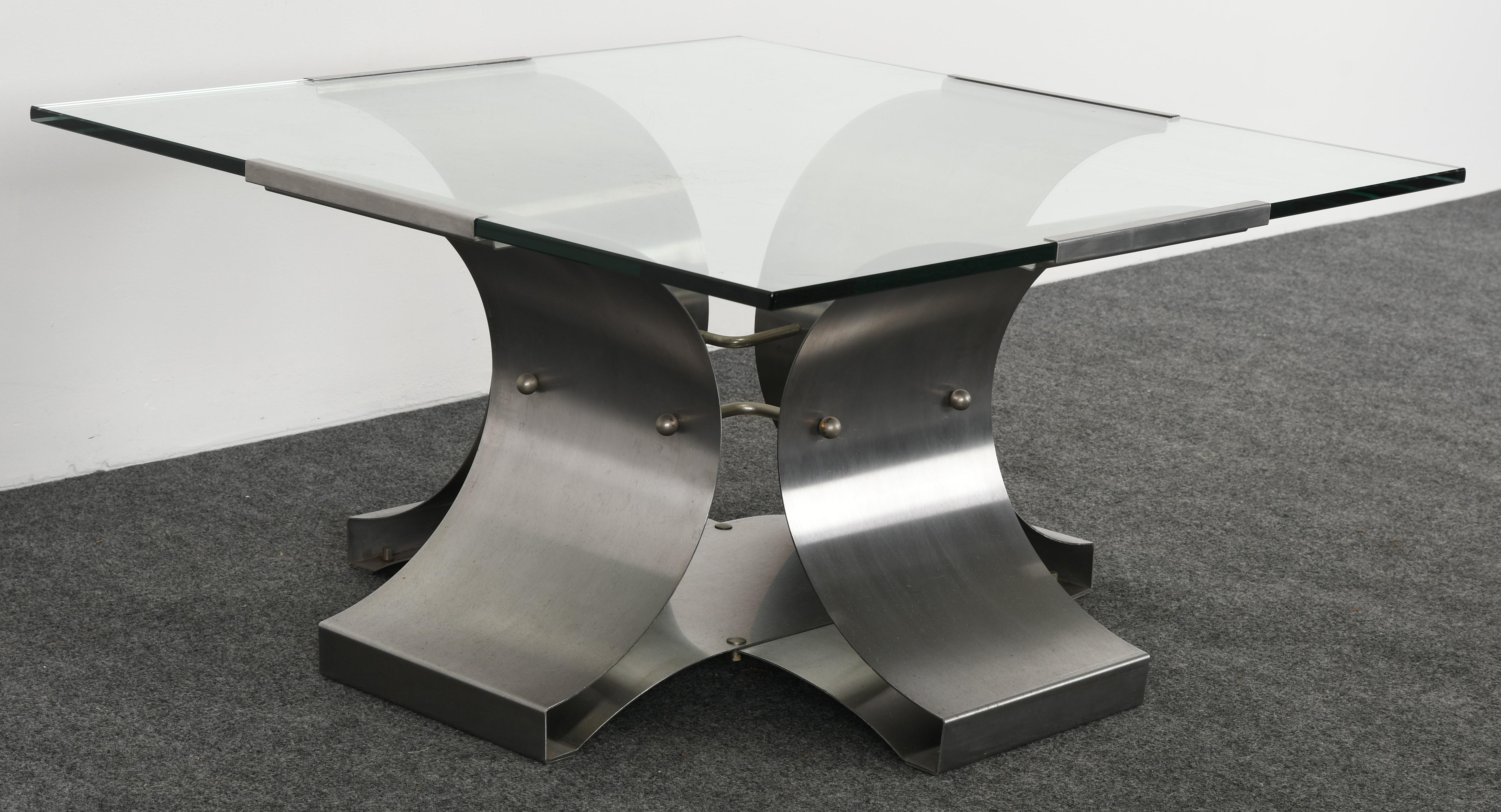 A chic X-base stainless steel coffee table by Francois Monnet, 1970s. This sculptural coffee table is crafted from brushed stainless steel. Good condition with age-appropriate wear. Several scratches but not distracting.

Dimensions: 16.25