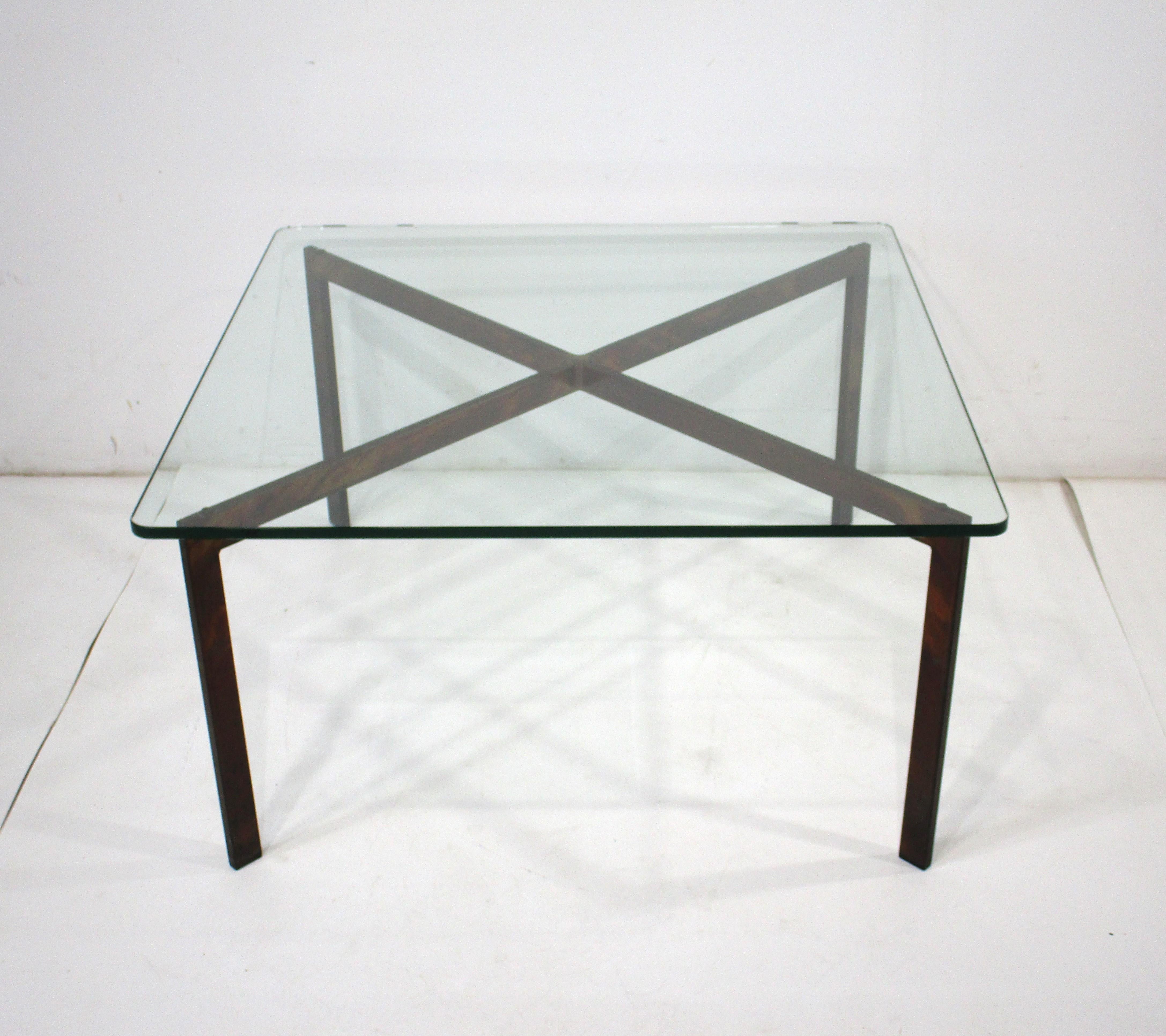 Table basse de style Barcelone en métal et verre torchés par Tri Mark Designs en vente 3