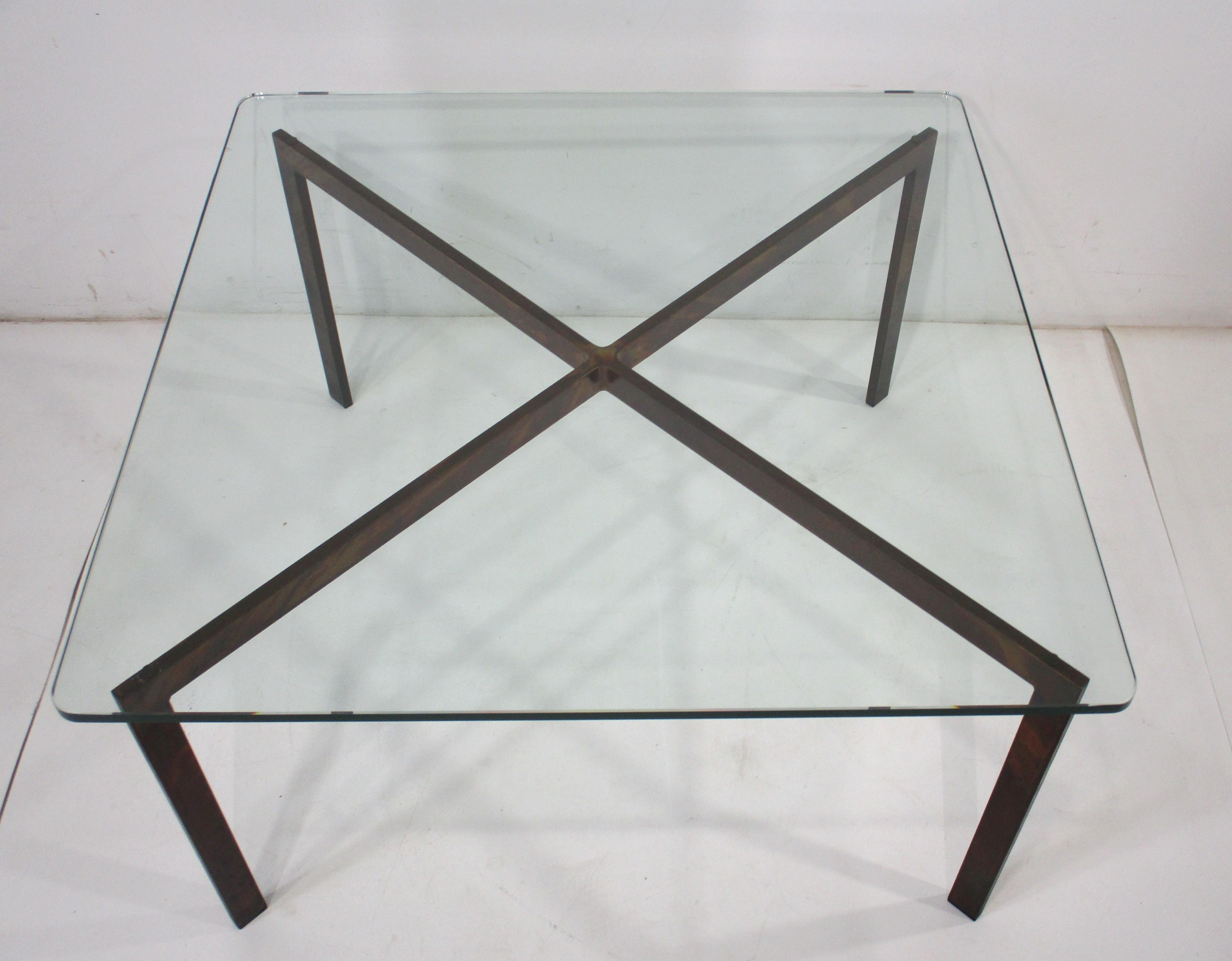 Mid-Century Modern Table basse de style Barcelone en métal et verre torchés par Tri Mark Designs en vente