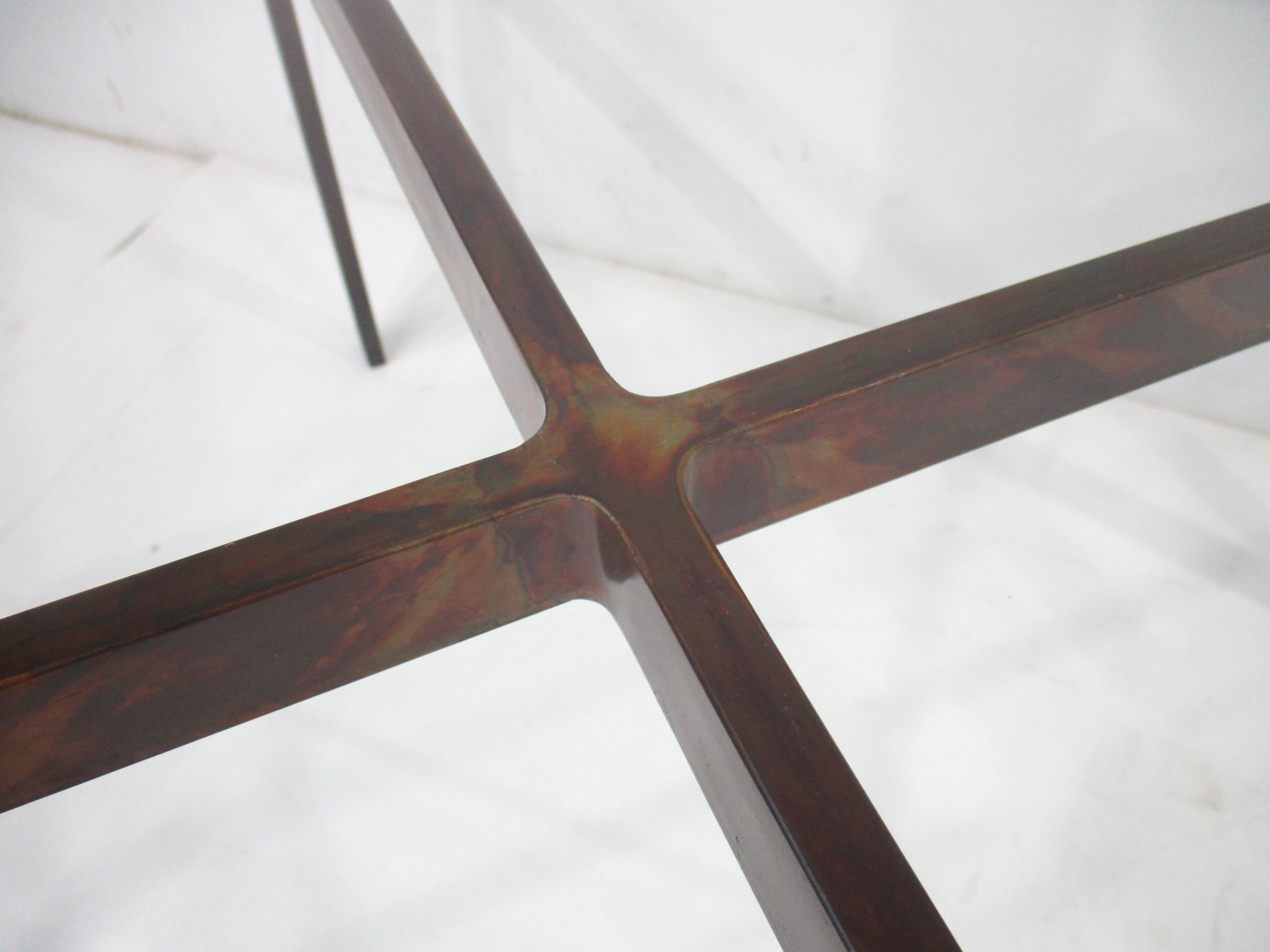 Table basse de style Barcelone en métal et verre torchés par Tri Mark Designs Bon état - En vente à Cincinnati, OH