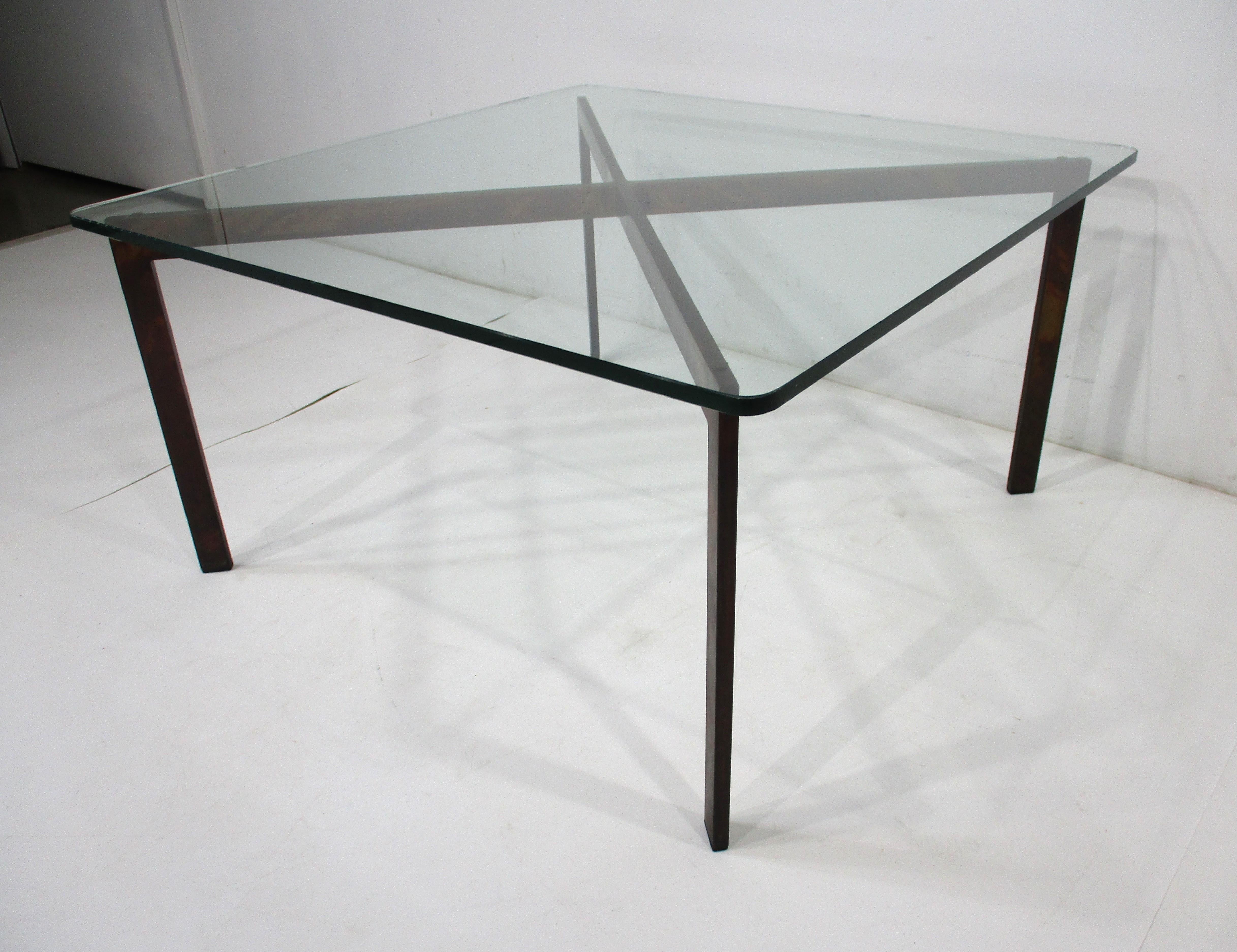 Métal Table basse de style Barcelone en métal et verre torchés par Tri Mark Designs en vente