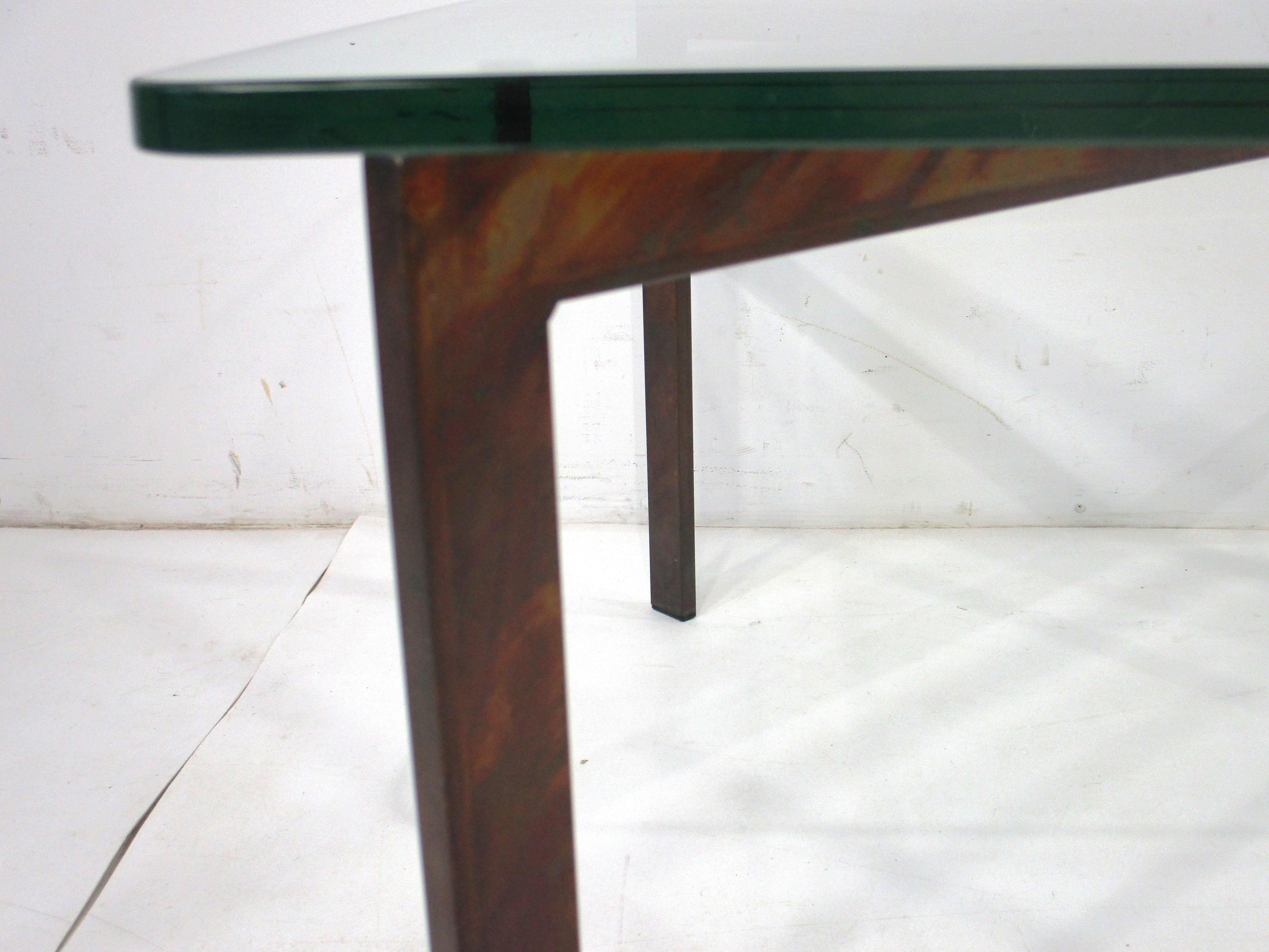 Table basse de style Barcelone en métal et verre torchés par Tri Mark Designs en vente 1