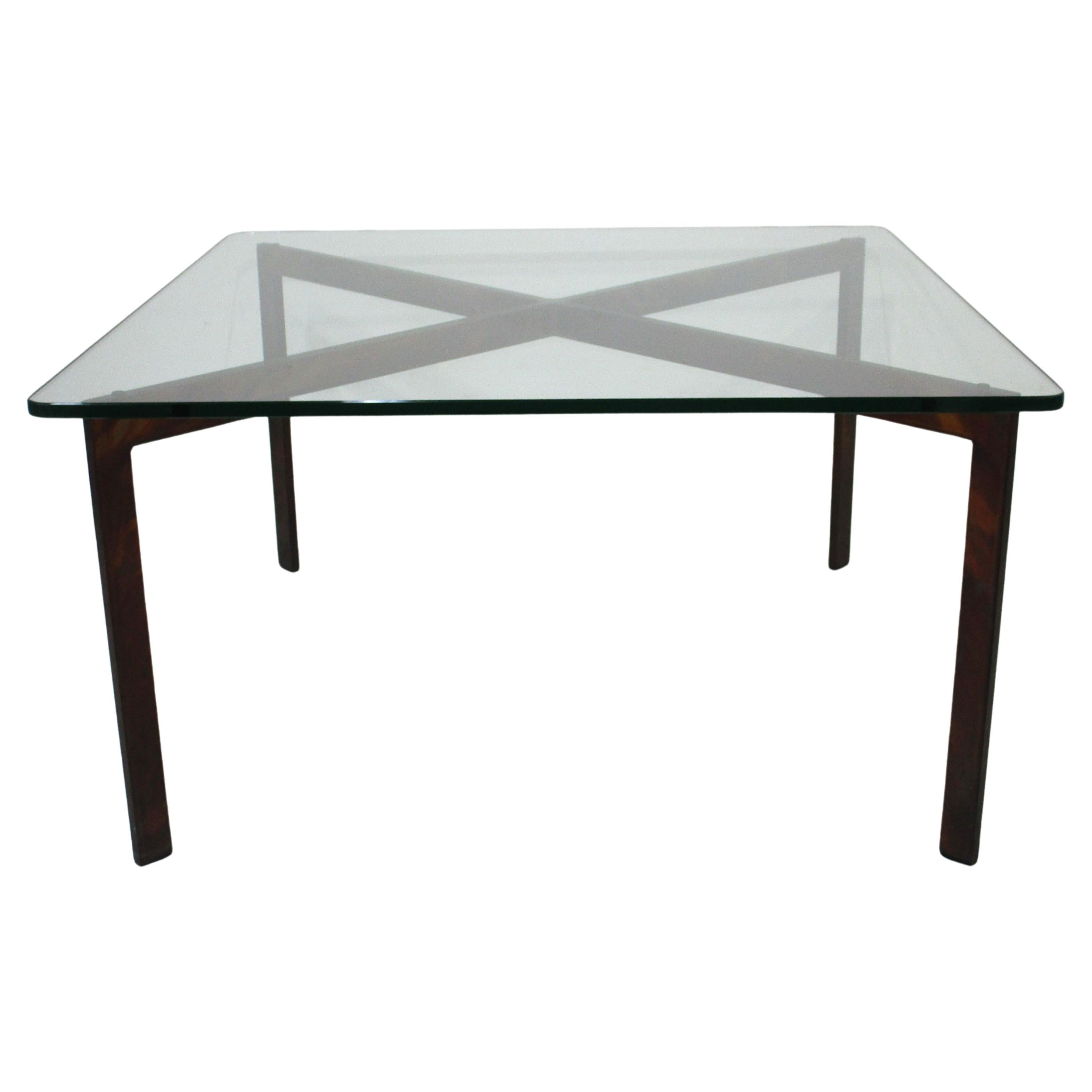 Table basse de style Barcelone en métal et verre torchés par Tri Mark Designs en vente