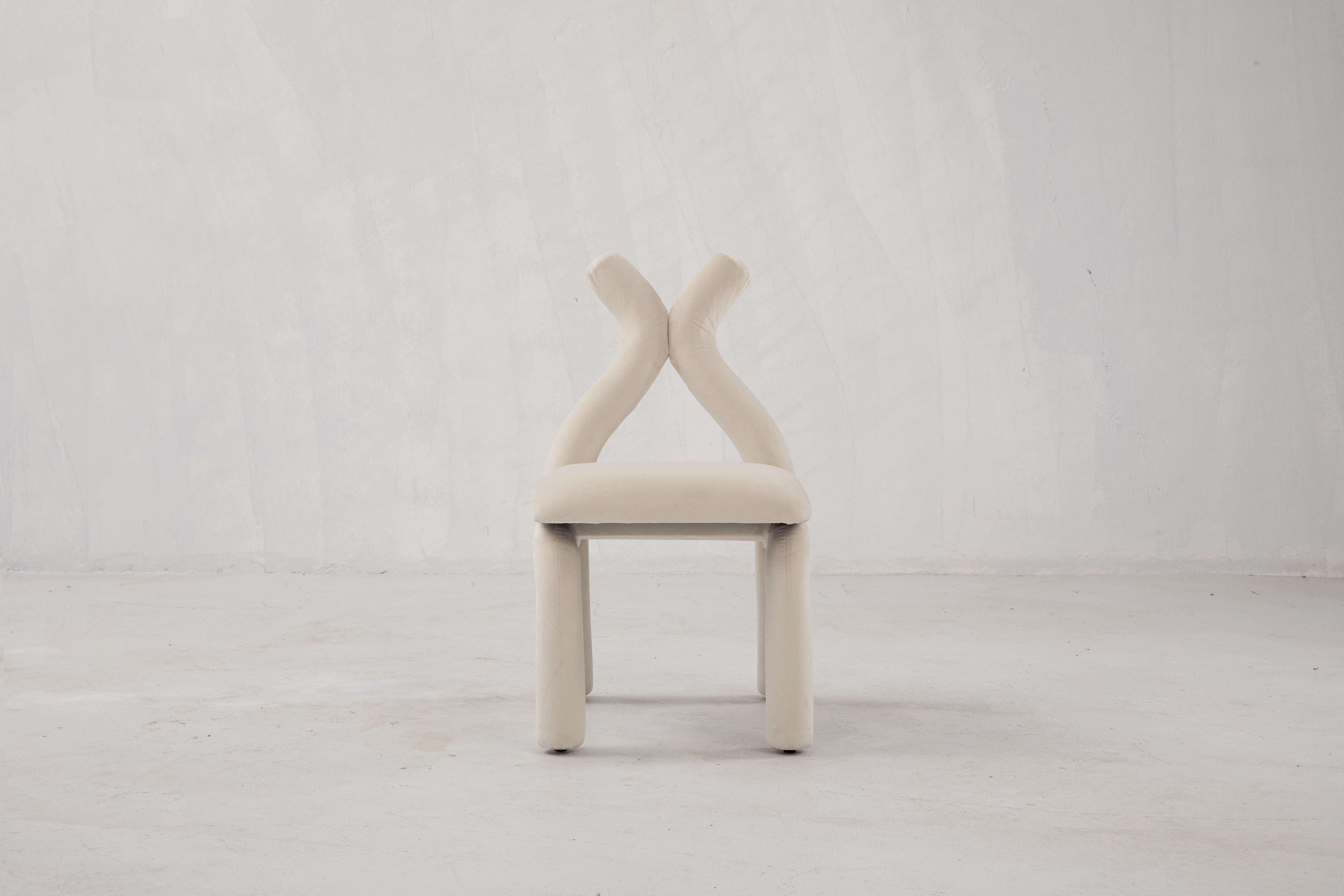 La X Chair è una sedia scultorea con schienale a x rifinita in morbido velluto. La seduta e lo schienale imbottiti garantiscono un'esperienza delicata che copre comodamente la schiena.

Velluto 100% poliestere, resistente all'abrasione e alle