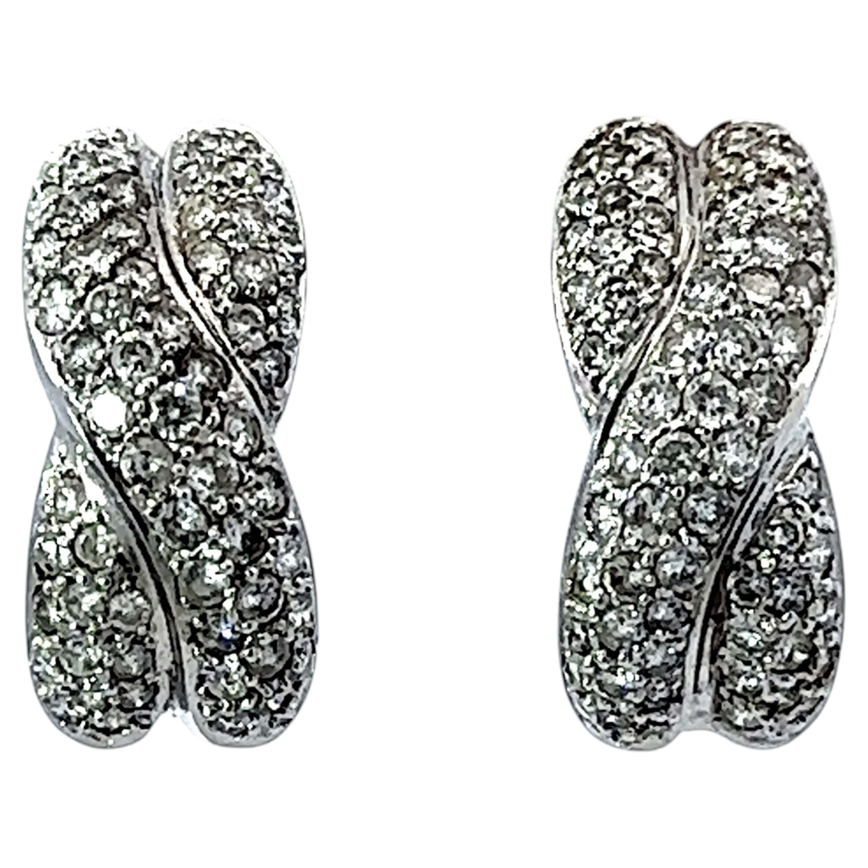 Pendientes con clip en forma de X y pavé de diamantes, en oro blanco de 18 quilates