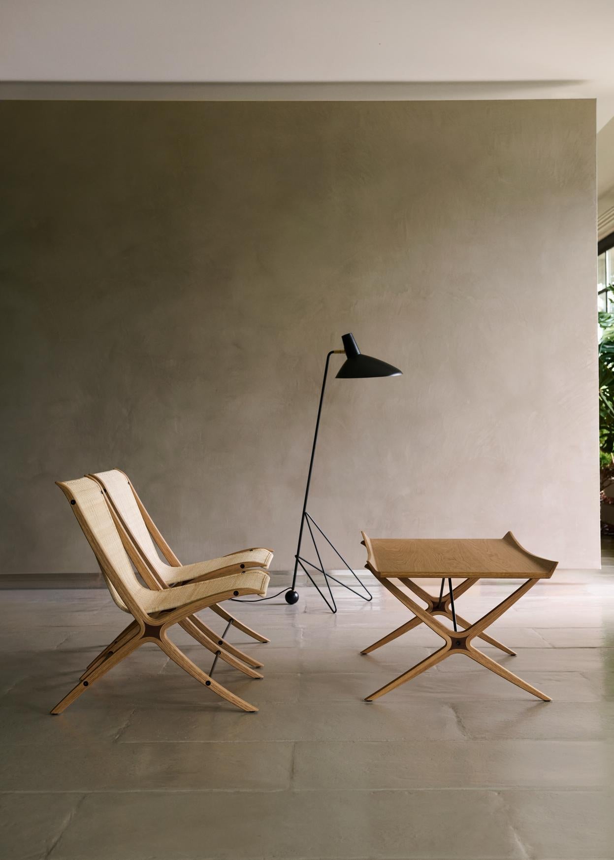 Conçue à l'origine en 1959, la table X représente l'apogée du travail de Hvidt & Mølgaard en tant que collaborateurs créatifs. Remise au goût du jour à partir d'archives familiales, la table tire son design unique d'anciennes chaises pliantes