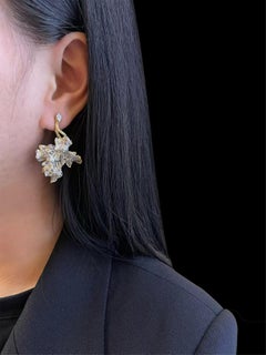 X Eldingardr Earrings with yellow diamond and white diamond