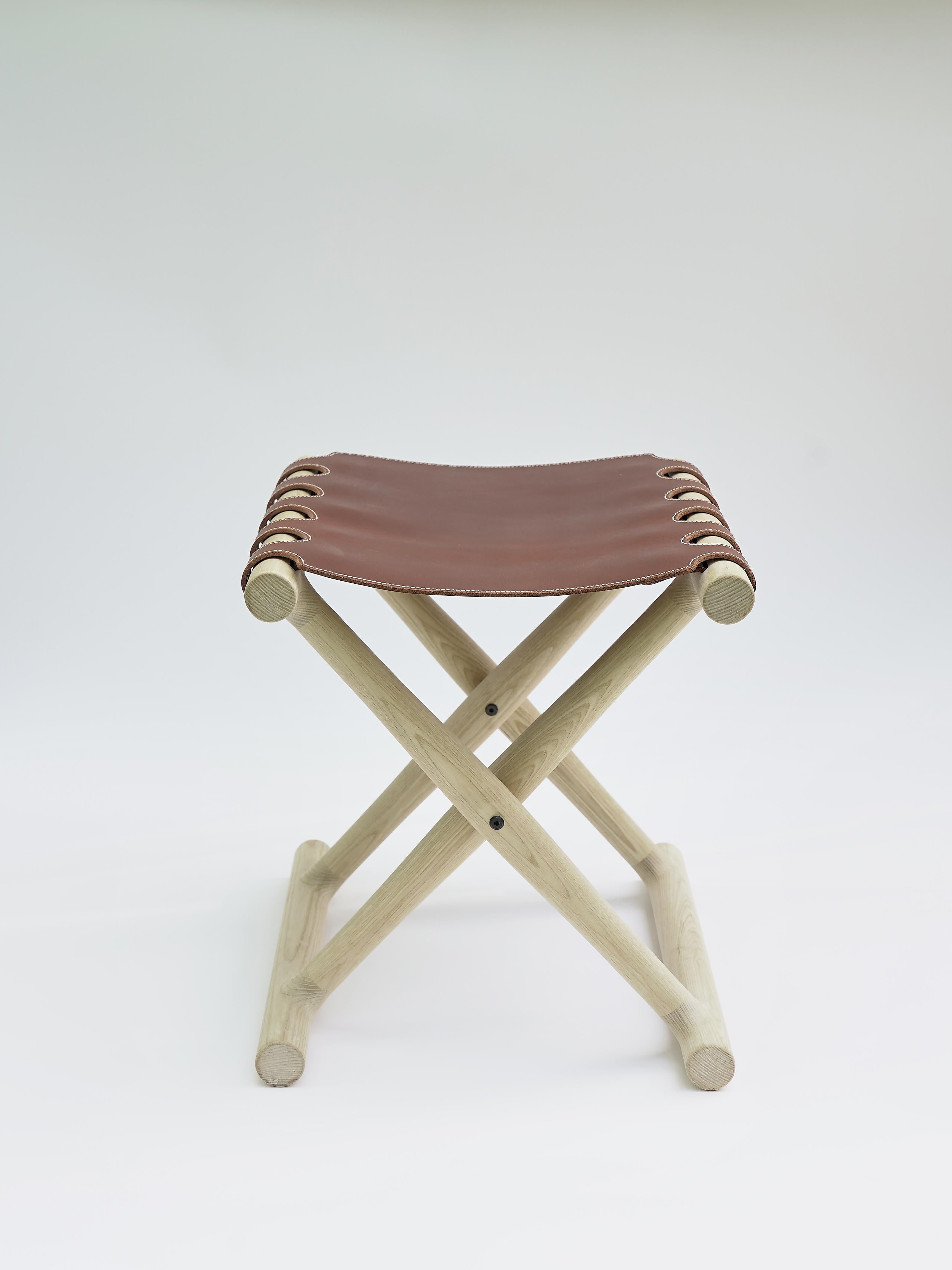 Este taburete fue diseñado y construido por Val Khvan para Studiographics Studio. Incorpora piezas torneadas que se tallan a mano gradualmente para conseguir formas escultóricas. Todos los materiales son de origen nacional. La costura es una