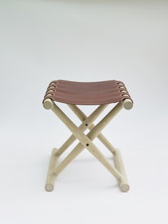 Taburete plegable X con asiento de piel de cabestrillo de Val Khvan