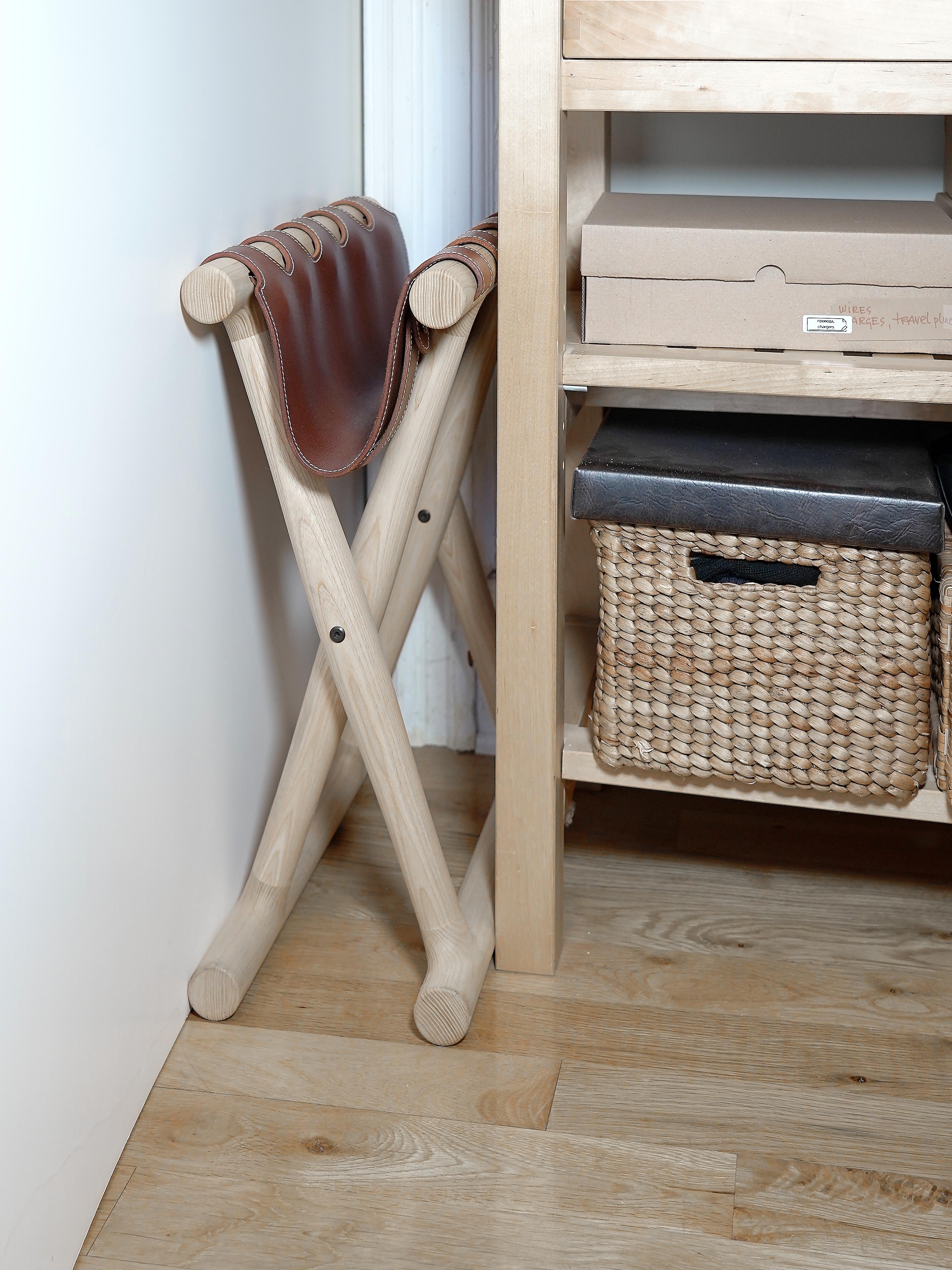 Taburete plegable X con asiento de piel de cabestrillo de Val Khvan Cuero en venta