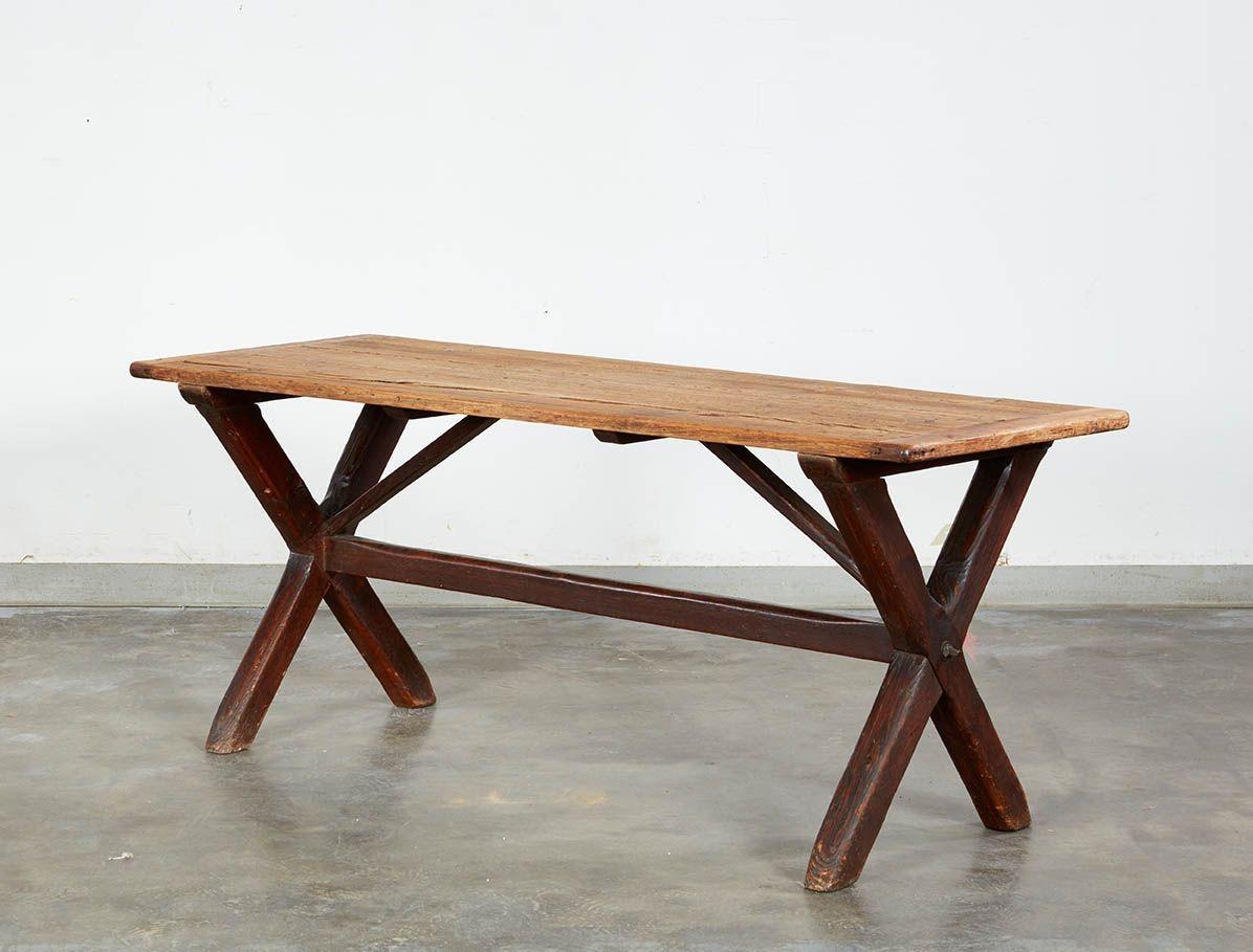 Magnifique table de pub ou de taverne à cadre en X, de forme graphique et de bonne taille, avec un plateau en pin frotté aux extrémités fendues sur une base de couleur tracle composée de deux extrémités en forme de X reliées par un châssis central