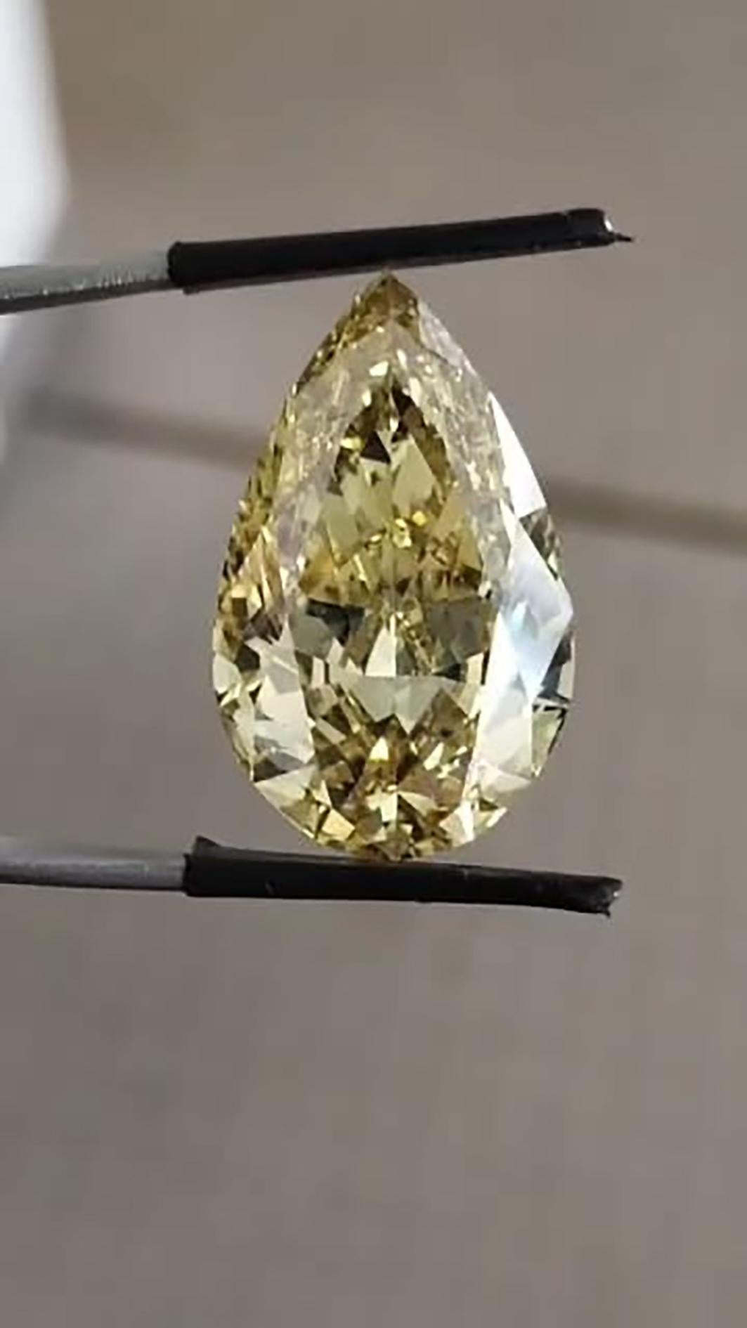 Le X Golden Pear est un diamant jaune rare certifié GIA d'une valeur de 25,33 carats.

Plus qu'un simple bijou, cette bague de l'AtelierX est un trésor intemporel conçu pour conserver sa valeur à long terme. Notre service de conception sur mesure