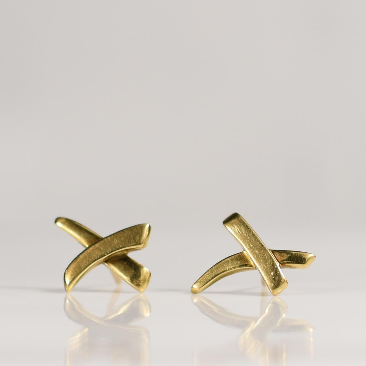 Make a bold statement with these Paloma Picasso x Graffiti 18K yellow gold earrings from Tiffany & Co., weighing 3.19 grams. Designed by the renowned artist Paloma Picasso, these earrings exude edgy sophistication with their graffiti-inspired motif.