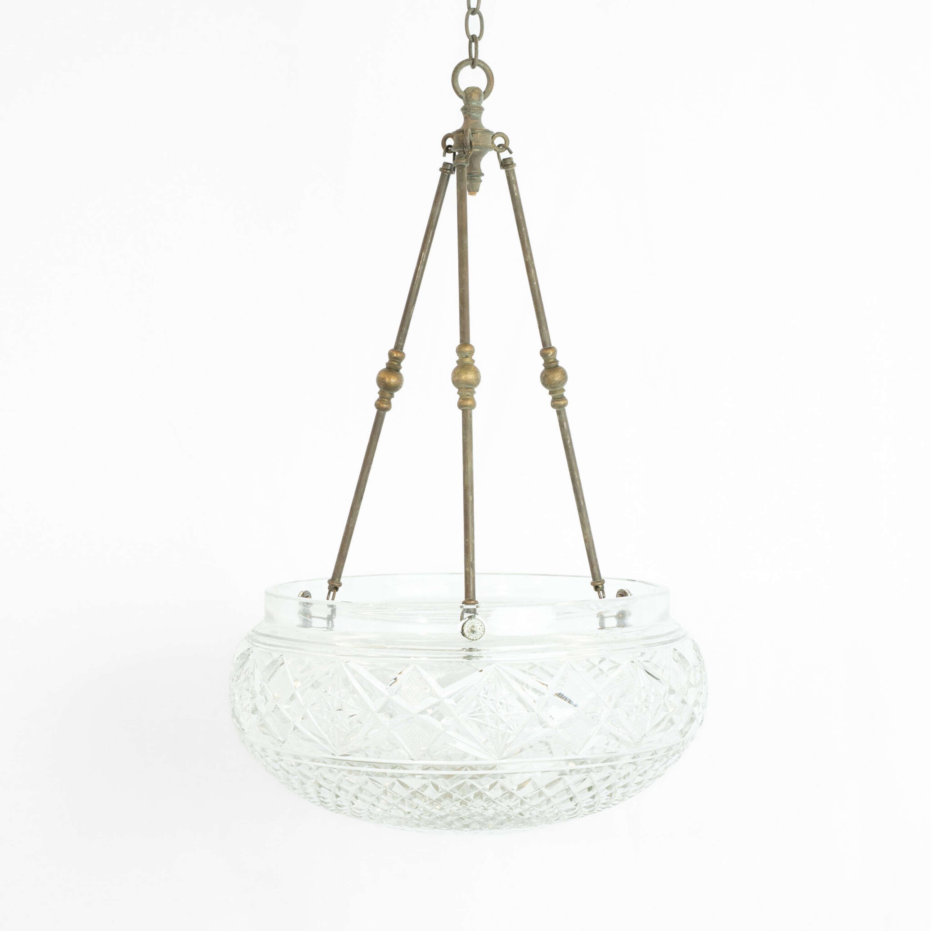 Un Plafonnier in vetro tagliato inglese del XIX secolo di grandi dimensioni.
Comprende una ciotola in vetro finemente tagliato, ganci interni di ricambio in bronzo dorato e fissaggi decorativi originali.
Appeso a 3 aste originali in ottone e al
