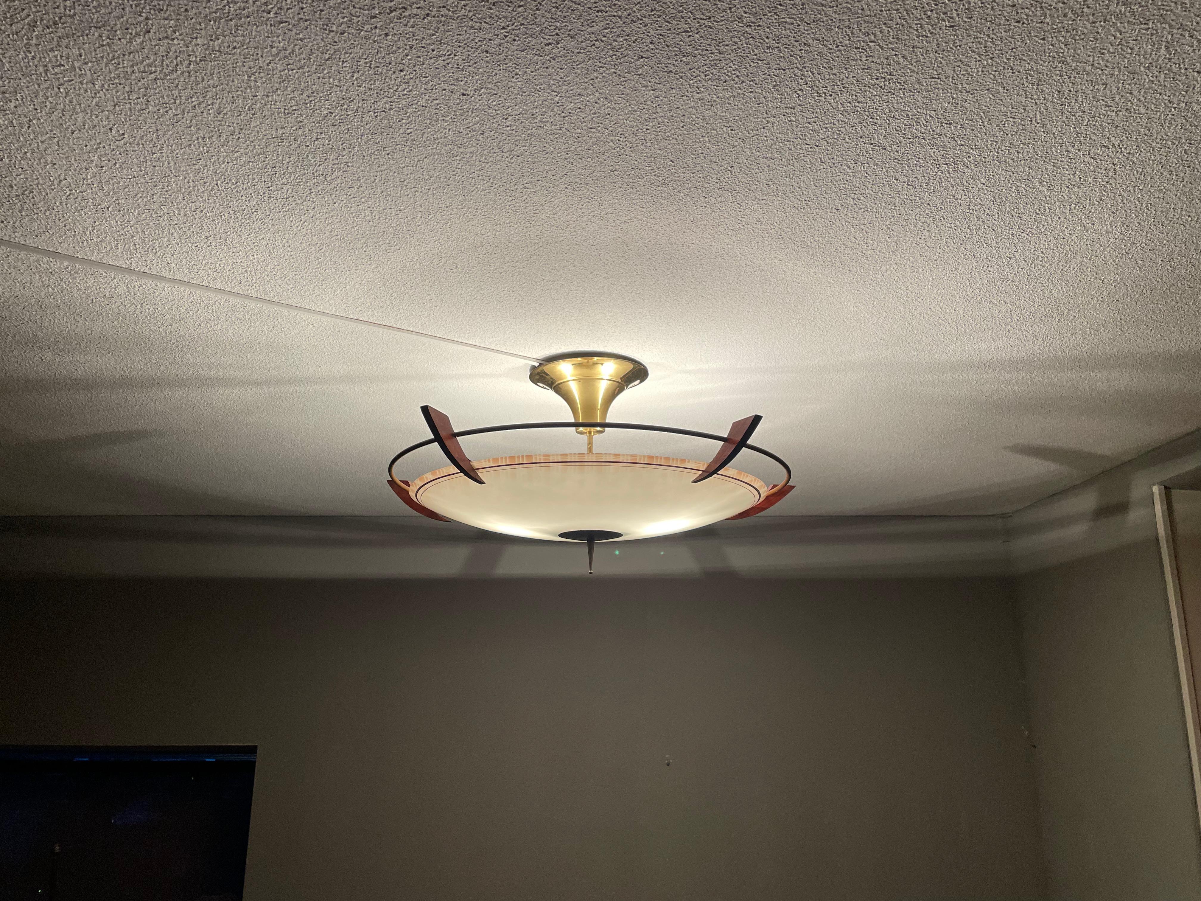 Tolle Deckenleuchte im Mid-Century Modern Design mit zeitlosem Muster im Glasschirm.

Diese Vintage-Leuchte hat ein wunderschönes Aussehen und Gefühl und man findet selten eine Leuchte aus der Mid-Century Modern-Ära in so sauberem und gutem Zustand.