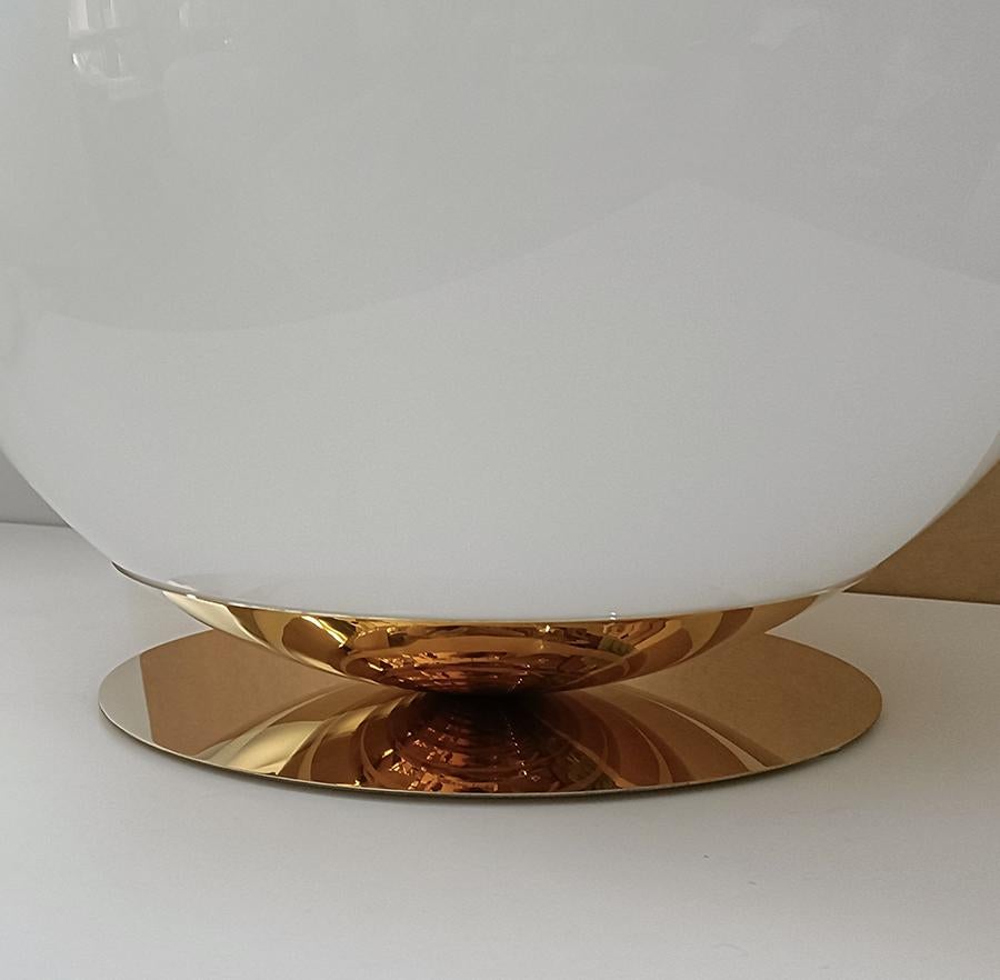 Grand abat-jour italien opalin brillant de qualité supérieure (60 cm) sur une base en laiton massif (poli, différentes finitions de laiton disponibles). 
Câble de 2 m (ou plus) recouvert d'une gaine en laiton massif. 

Diamètre : 60 cm
Hauteur : 61