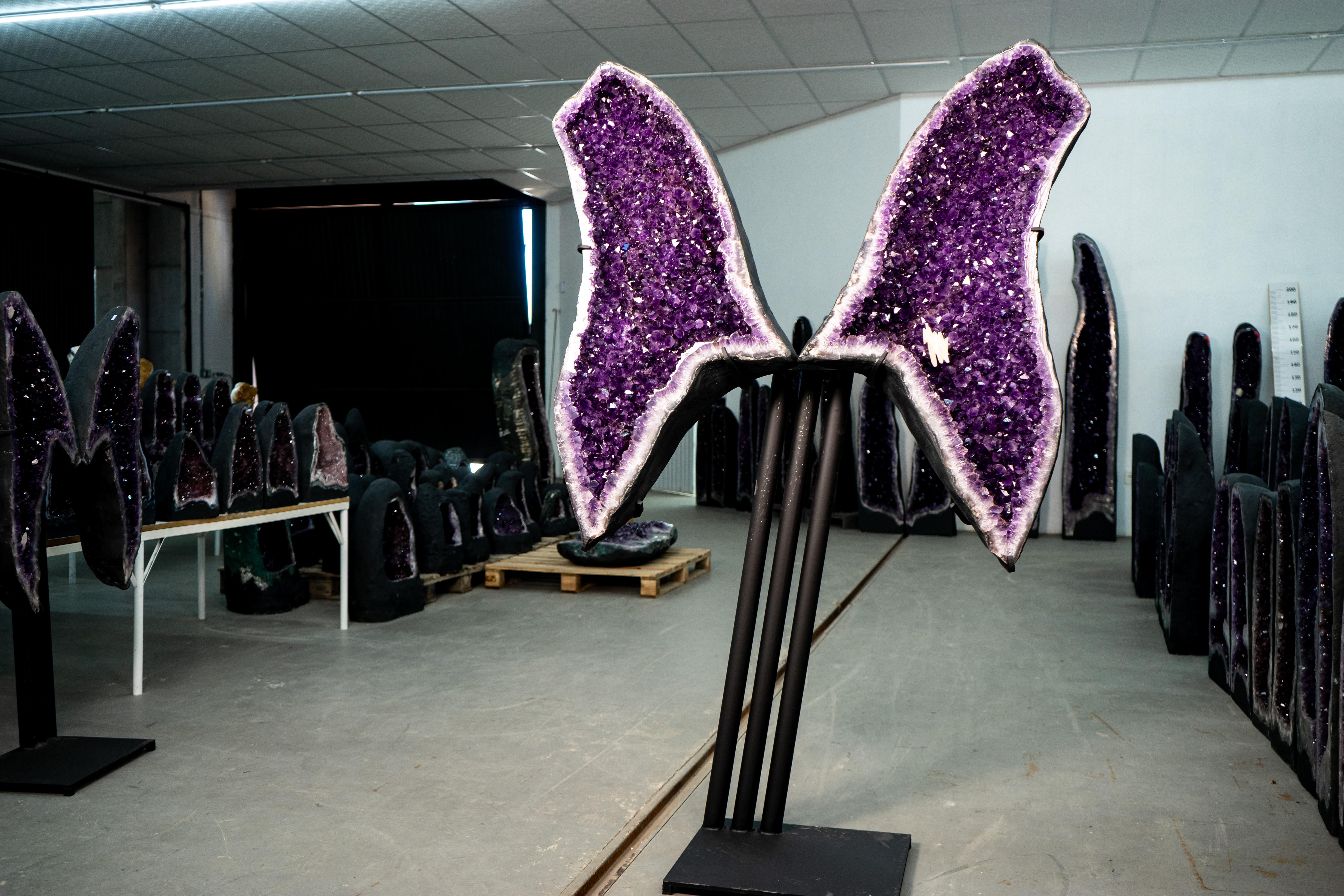 Alas de mariposa amatista púrpura profundo X-Grande de 1,8 m (460 lb) en Nuevo estado para la venta en Ametista Do Sul, BR