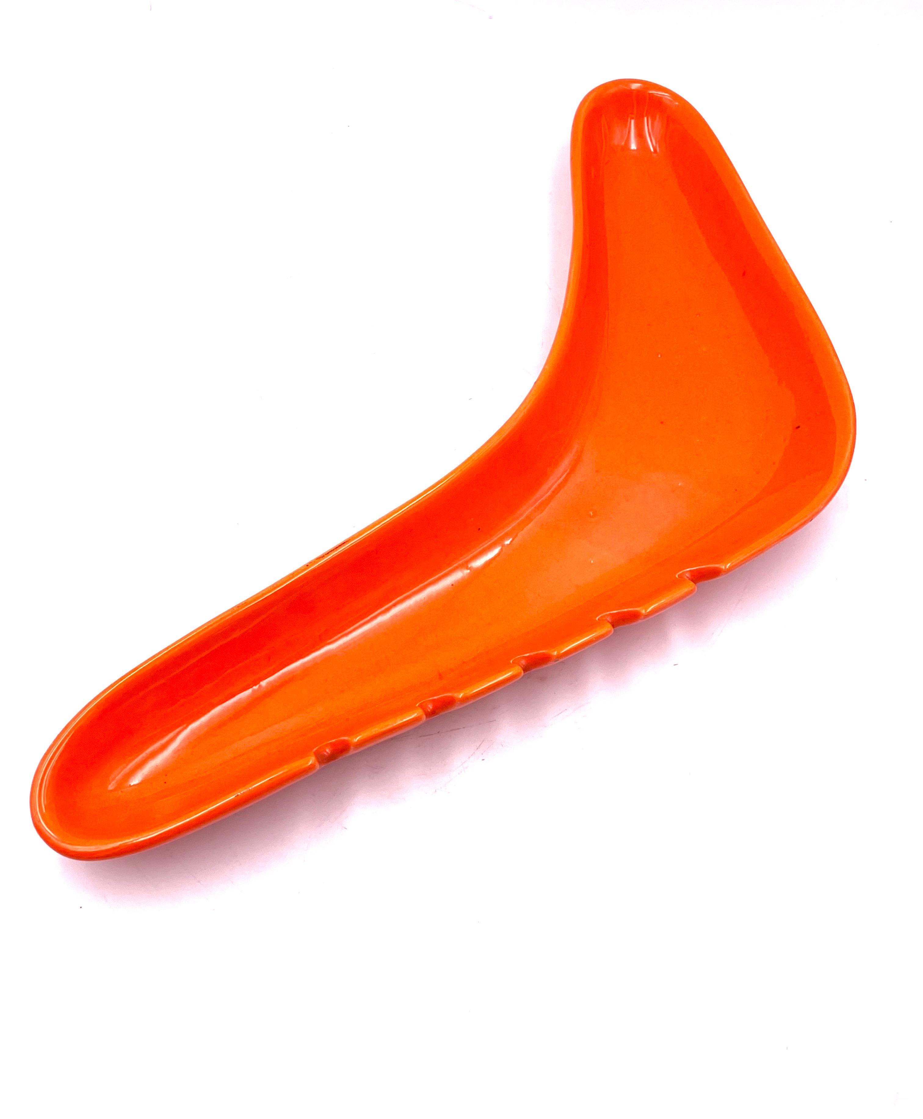 Sticking large klassik atomic age, boomerang ashtray in beautiful orange perfect condition no chips or cracks.
