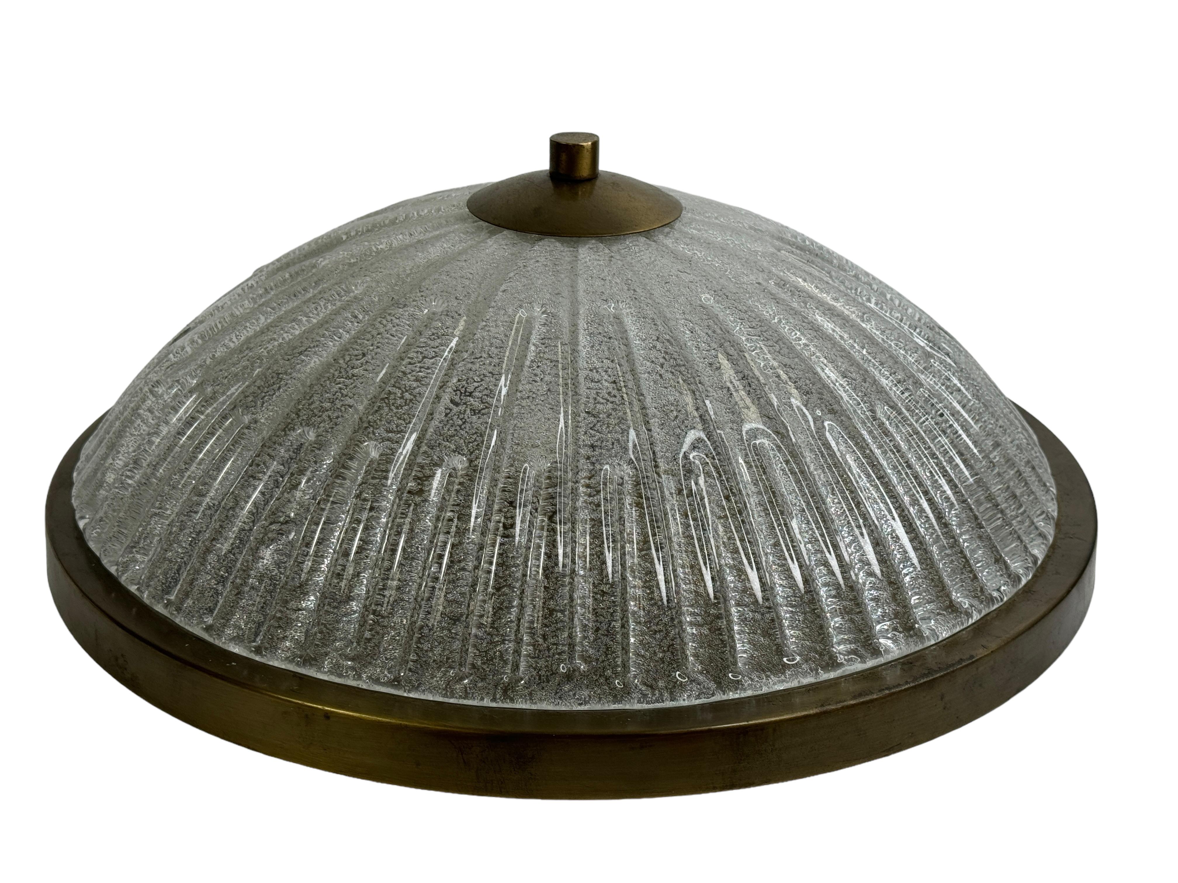 Mid-Century moderno X Large Flush Mount in vetro ondulato e metallo brunito spazzolato, di Fischer Leuchten in vendita