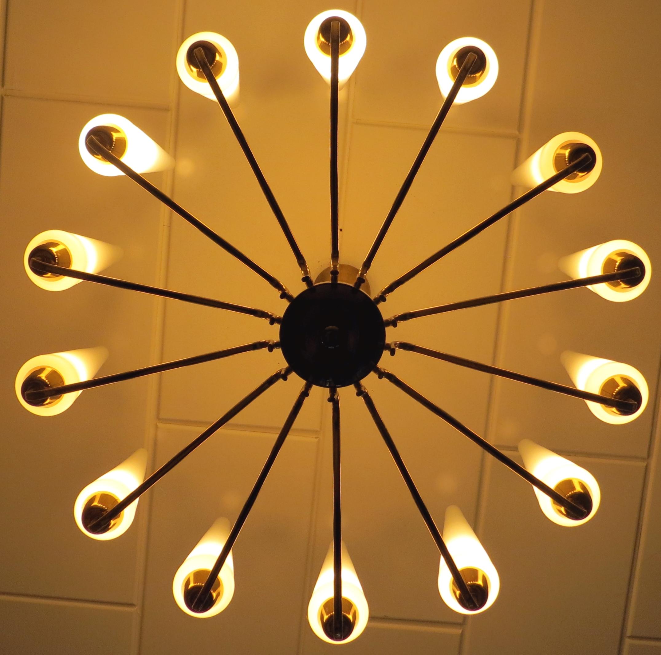 X-Large French Mid-Century Sunburst Chandelier with 14 White Satin Glasses 1950s In Good Condition For Sale In Hamburg, DE