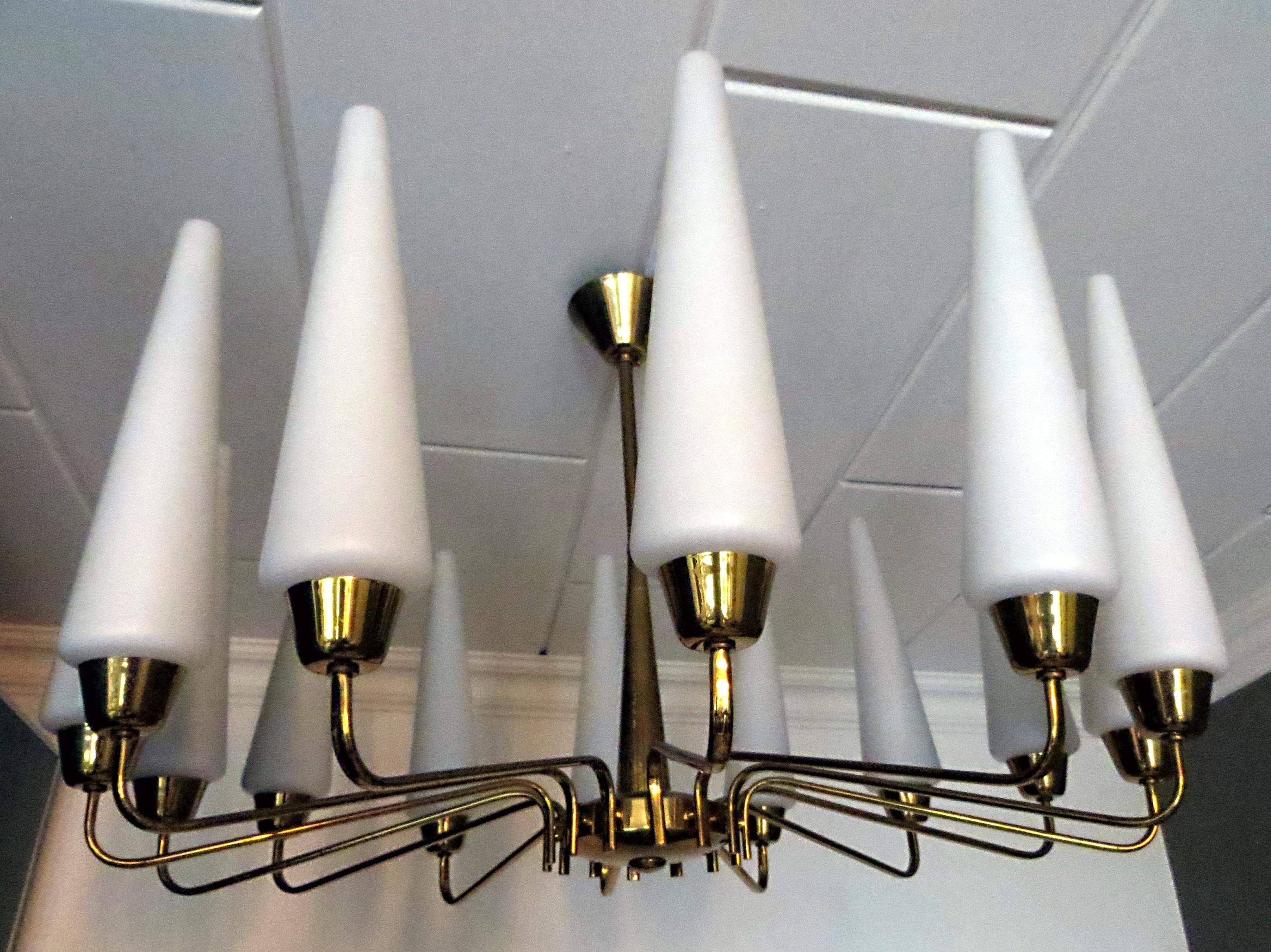 Metà XX secolo Lampadario a raggiera francese di metà secolo con 14 vetri satinati bianchi 1950s in vendita
