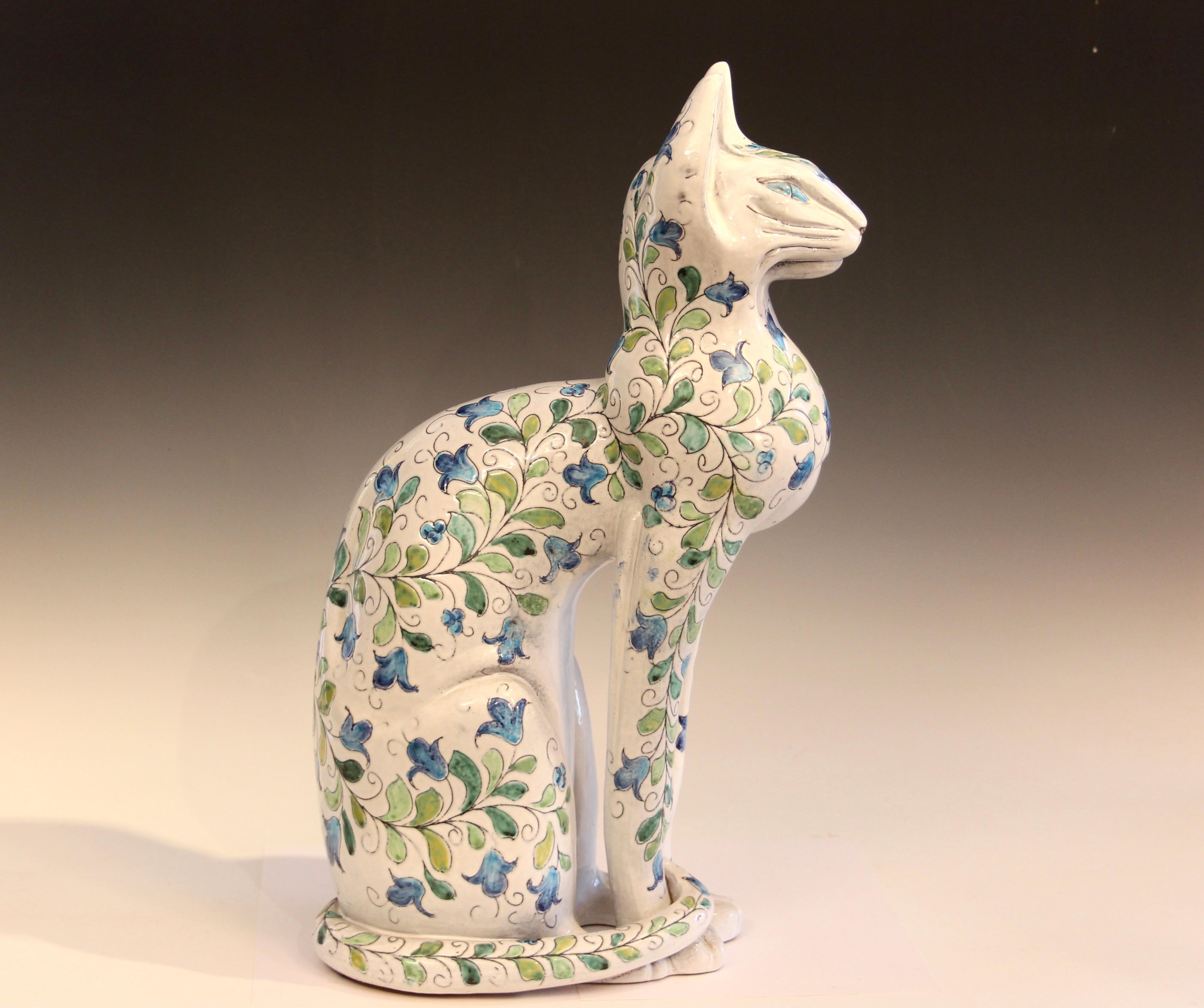 Figura di gatto in ceramica pressata d'epoca della metà del secolo scorso con smalto a decoro floreale, circa 1960. Realizzato da Pugi Ceramics. Altezza 21 1/2
