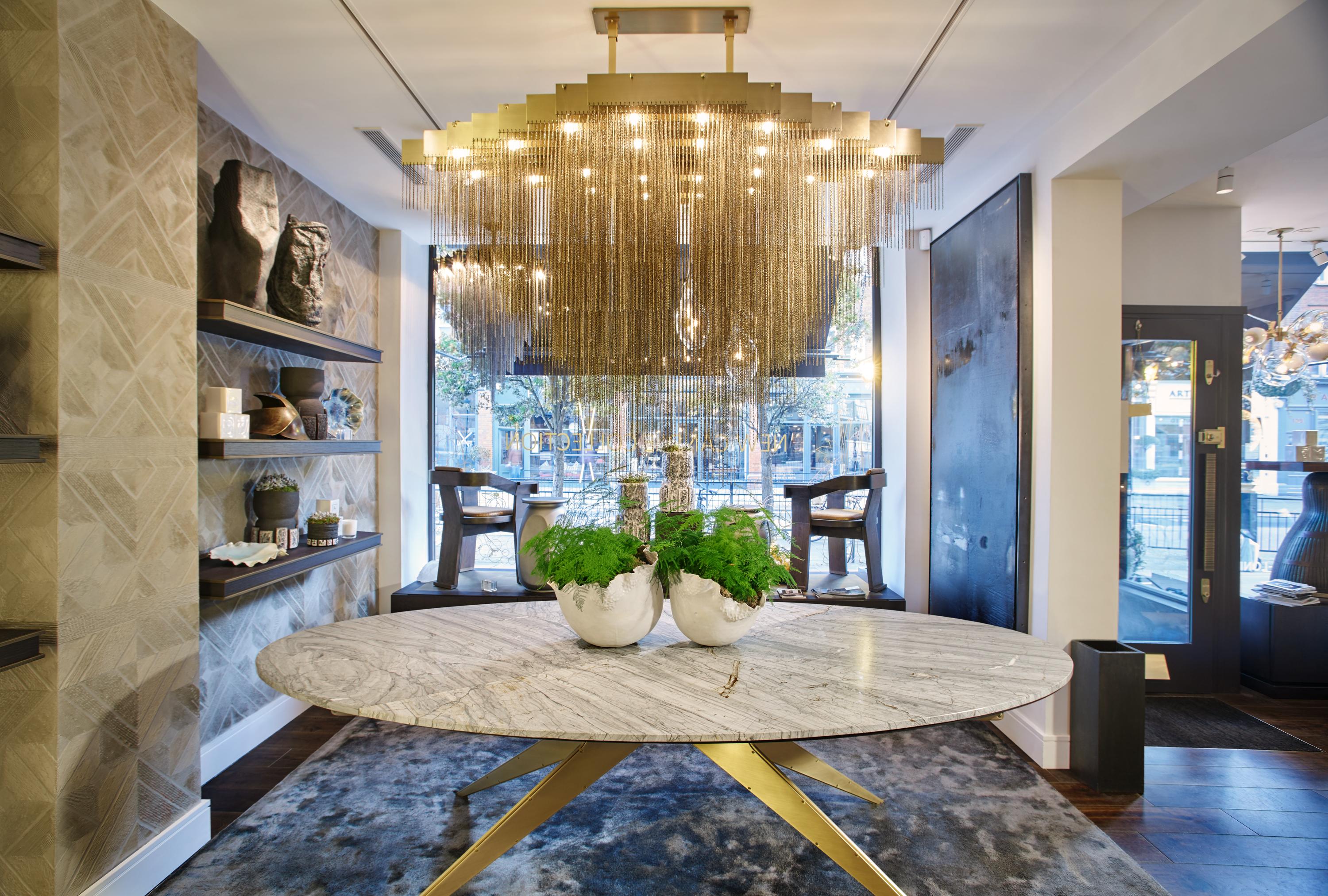 A chandelier that moves with glamorous intrigue, the Kelly chandelier’s metallic chain cascades through its various layers to create a glisten reflective effect. A bold synergy of cold metal with warm light, the black or brass frame hosts a matching