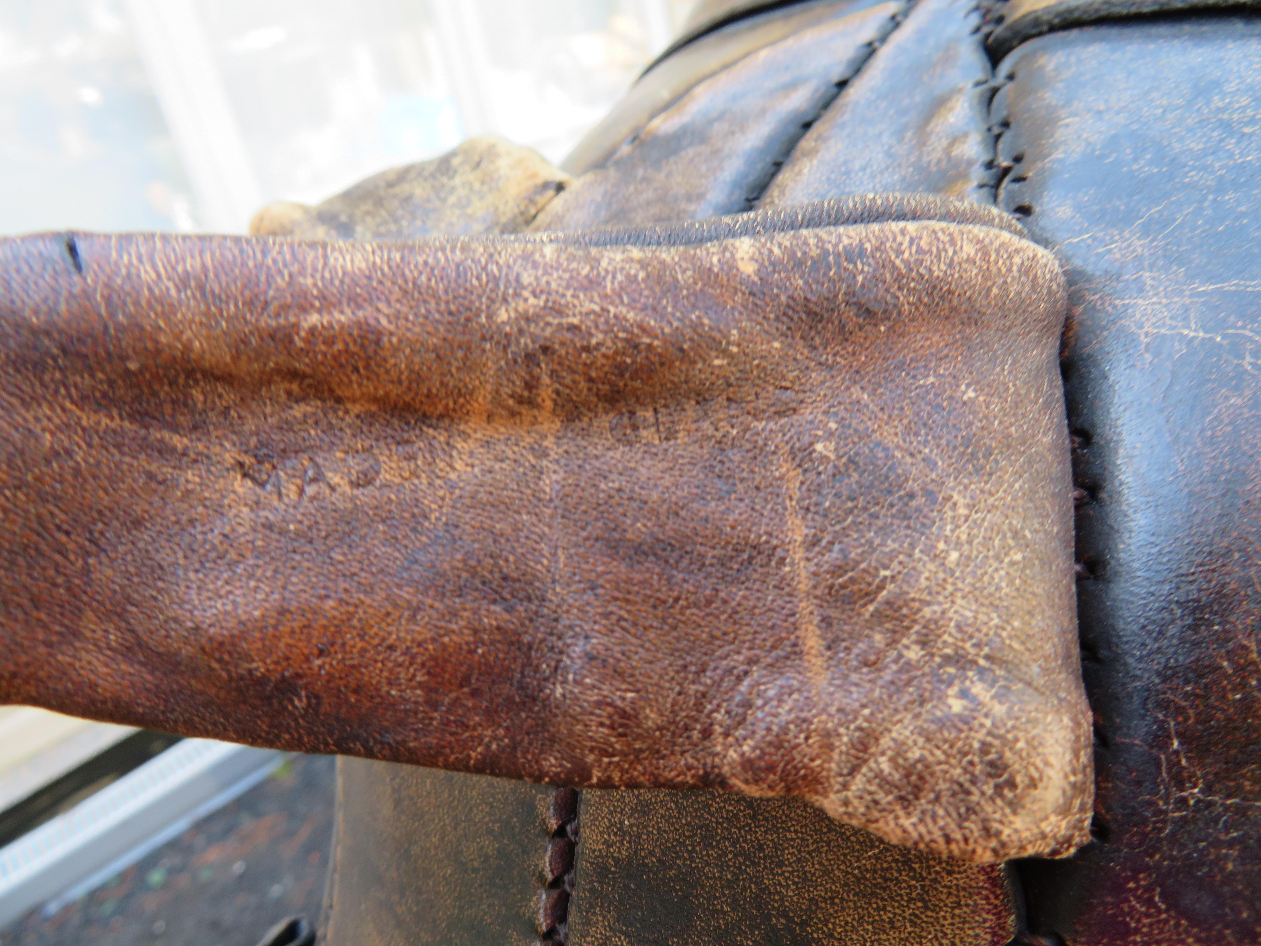X Großer Rhinoceros-Fußhocker aus Leder Dimitri Omersa Abercrombie & Fitch, 70er Jahre im Zustand „Gut“ im Angebot in Pemberton, NJ