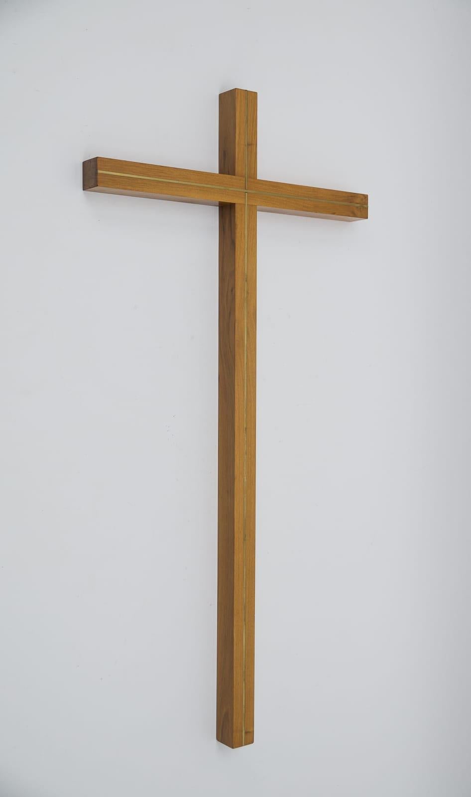 X-Large Mid-Century Modern Wallnut & Brass Crucifix, 1950s Germany In Good Condition For Sale In Nürnberg, Bayern