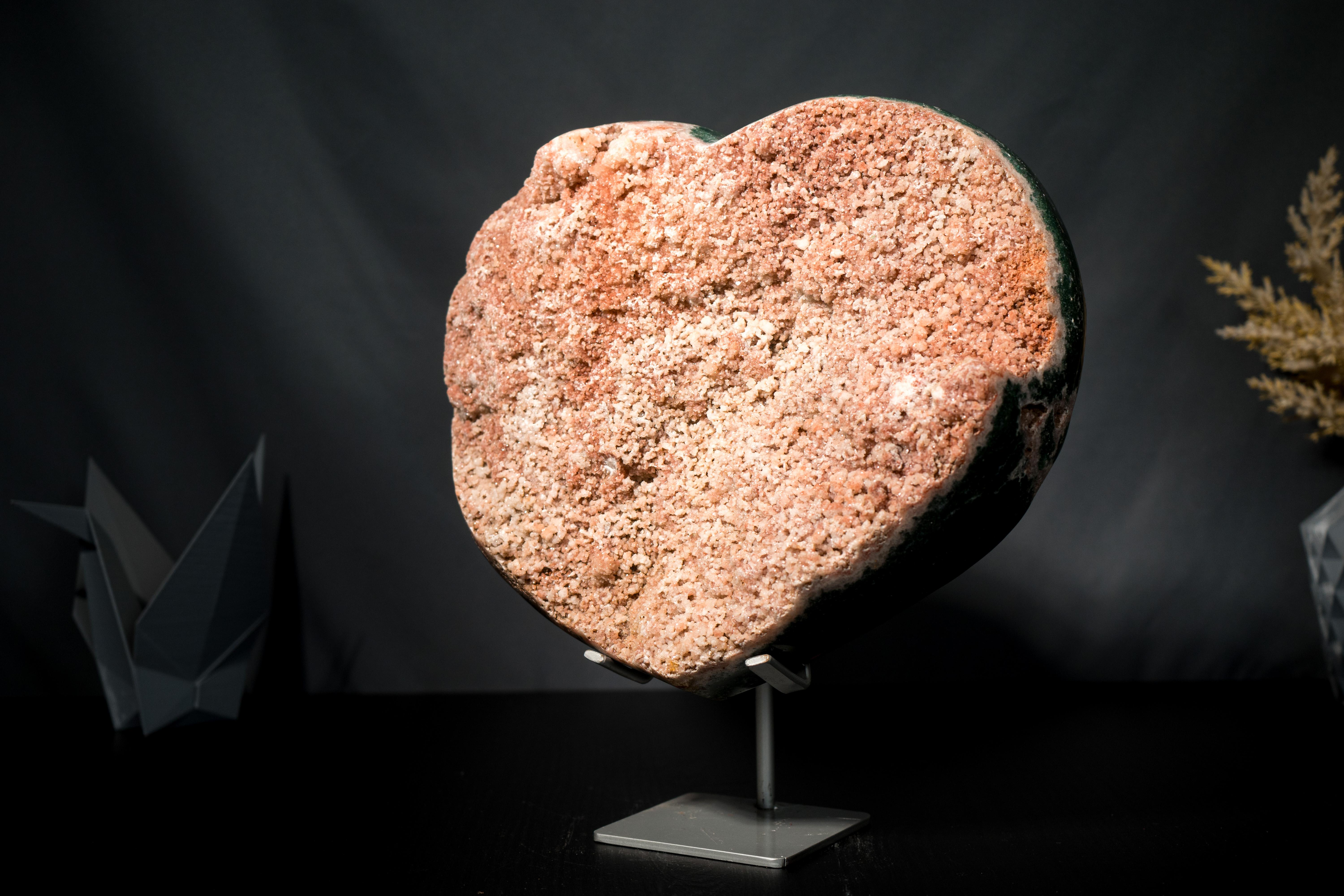 Grande cuore di ametista rosa con diaspro verde e druzy galattico su supporto in vendita 4